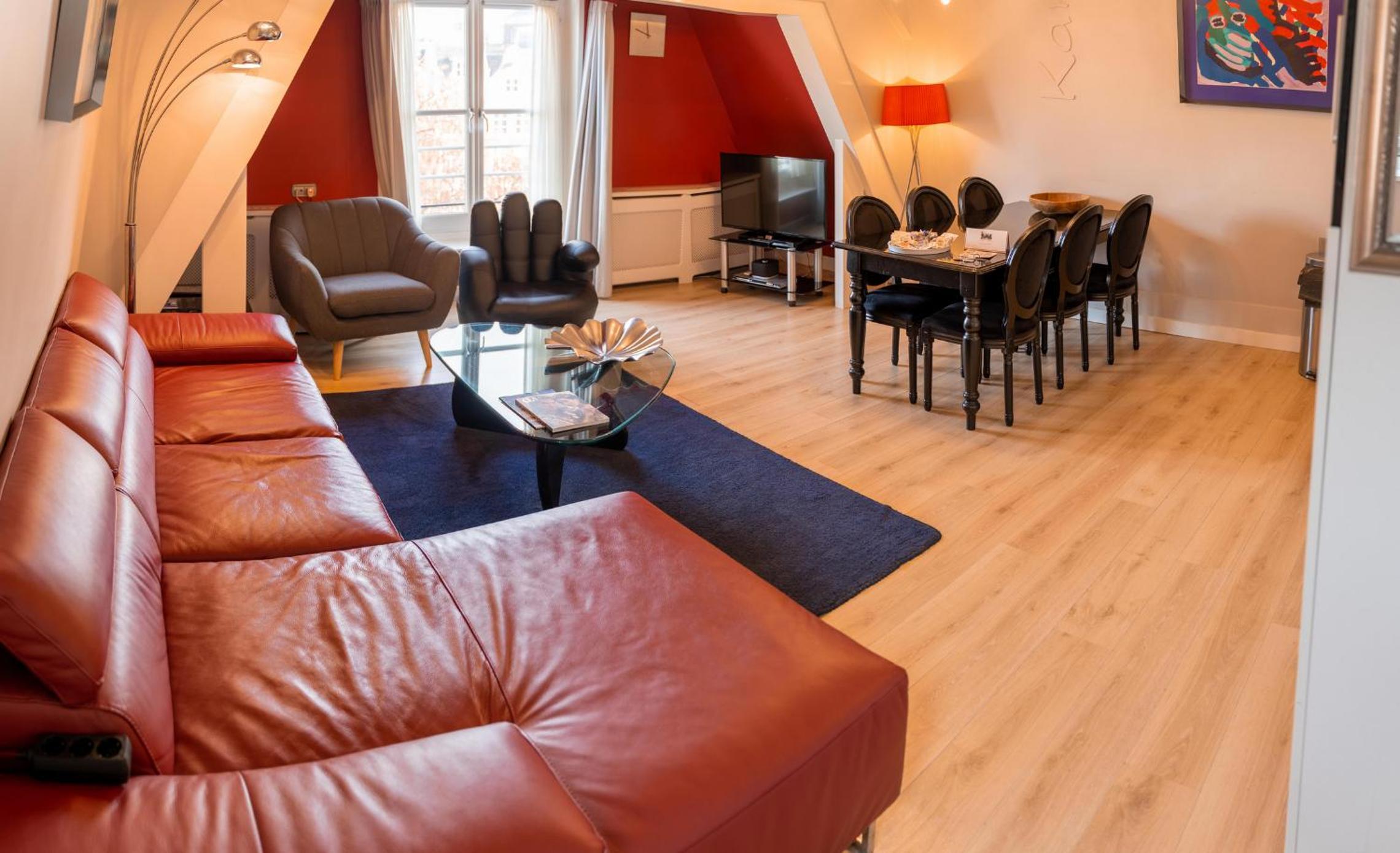 Large Penthouse Apartment with Balcony and View - Karel Appel
