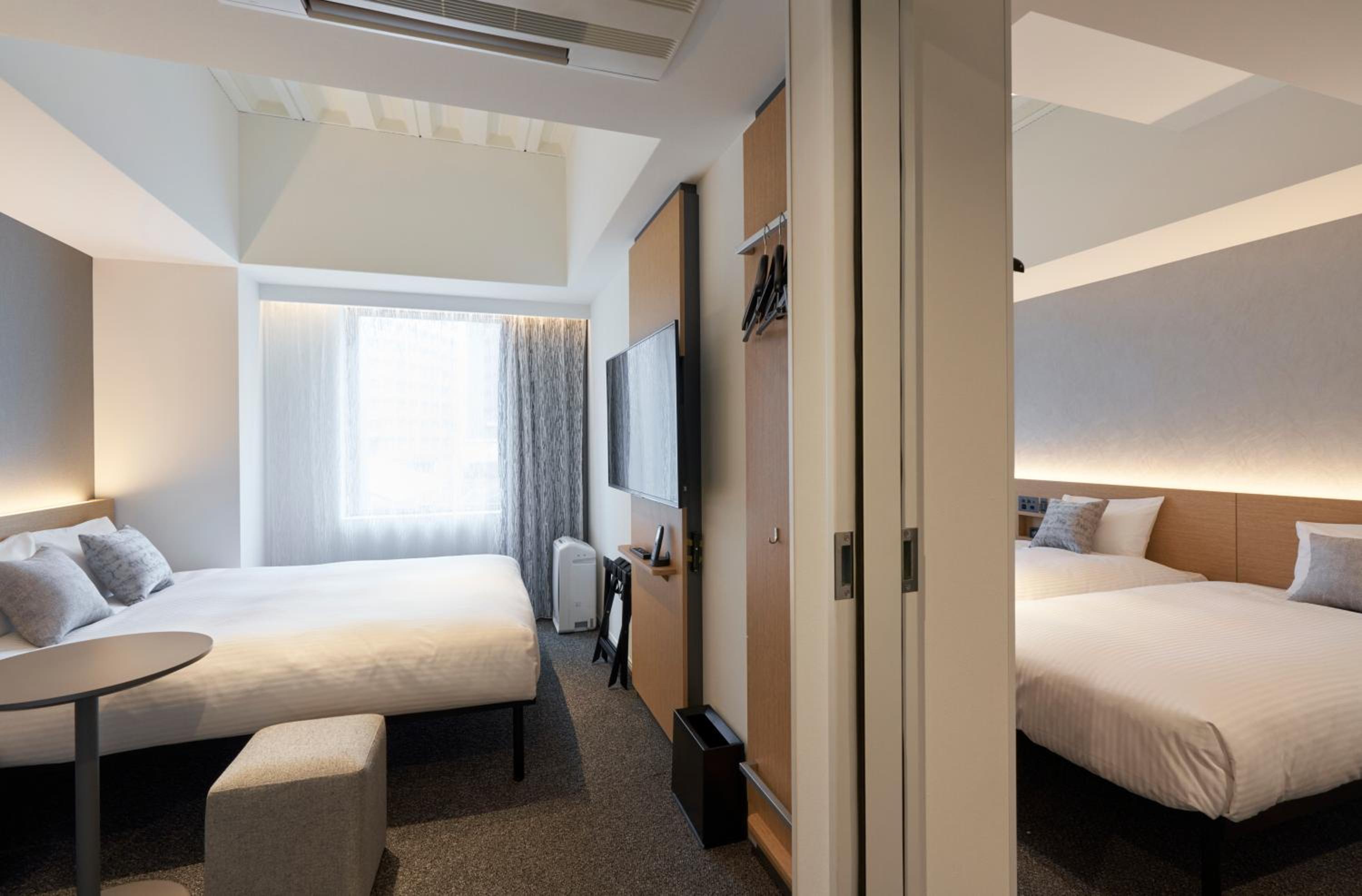 Connecting Room with 3 Beds - Photo 4