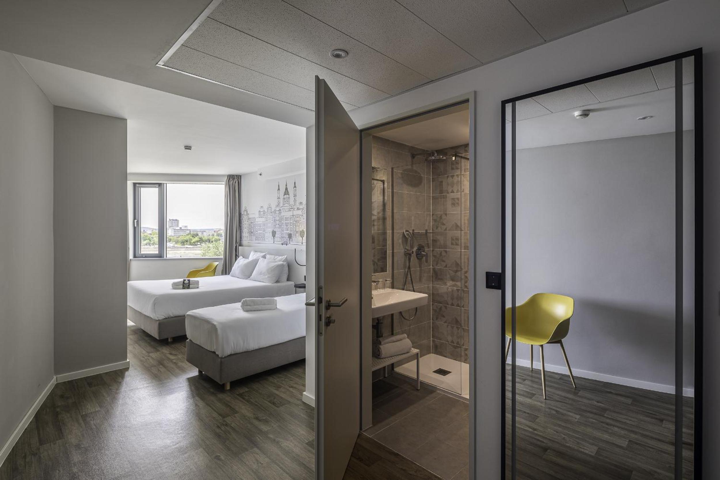 Deluxe Triple Room thumbnail 6