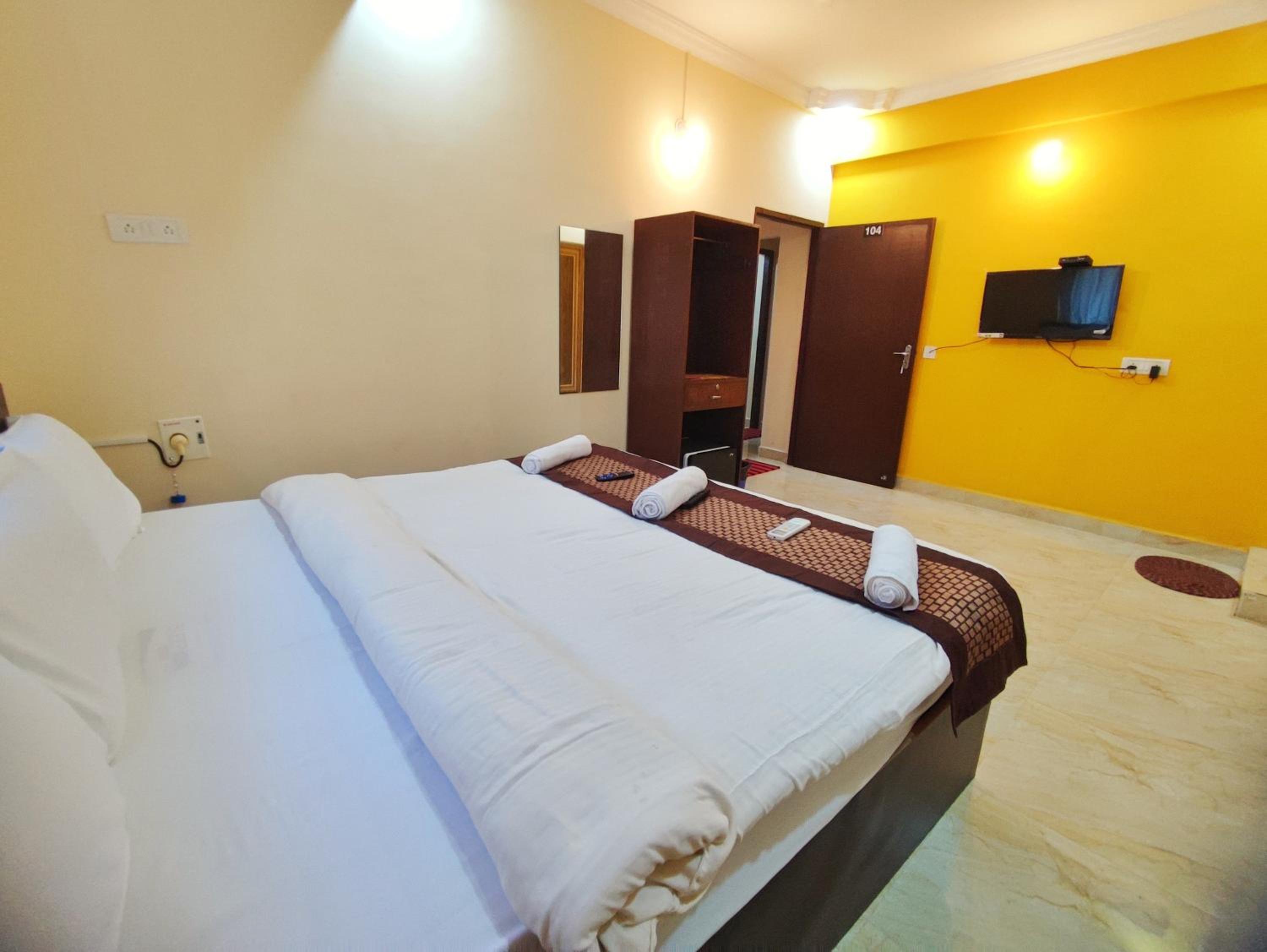 Quadruple Room with Balcony - Photo 31