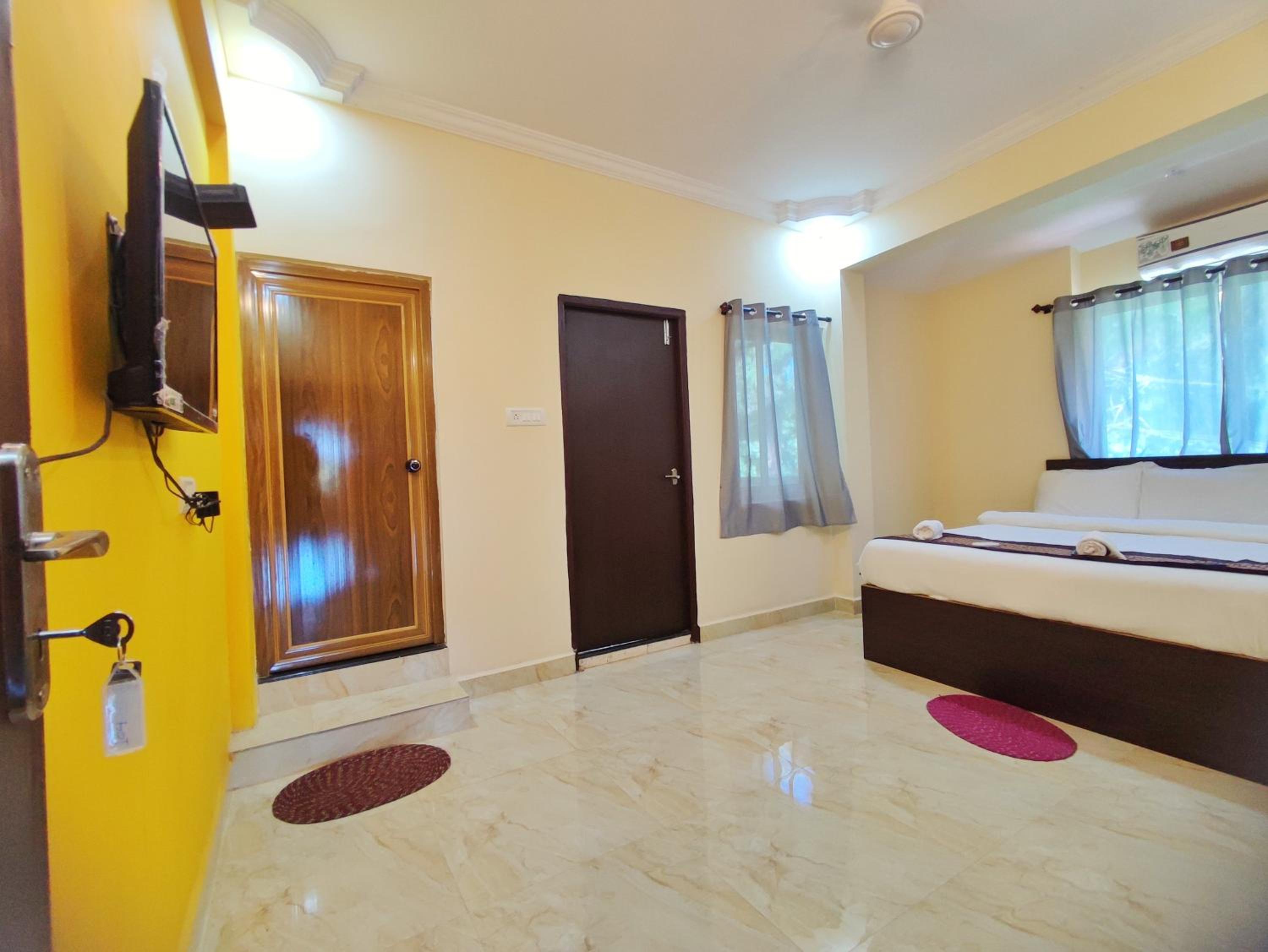 Quadruple Room with Balcony - Photo 16