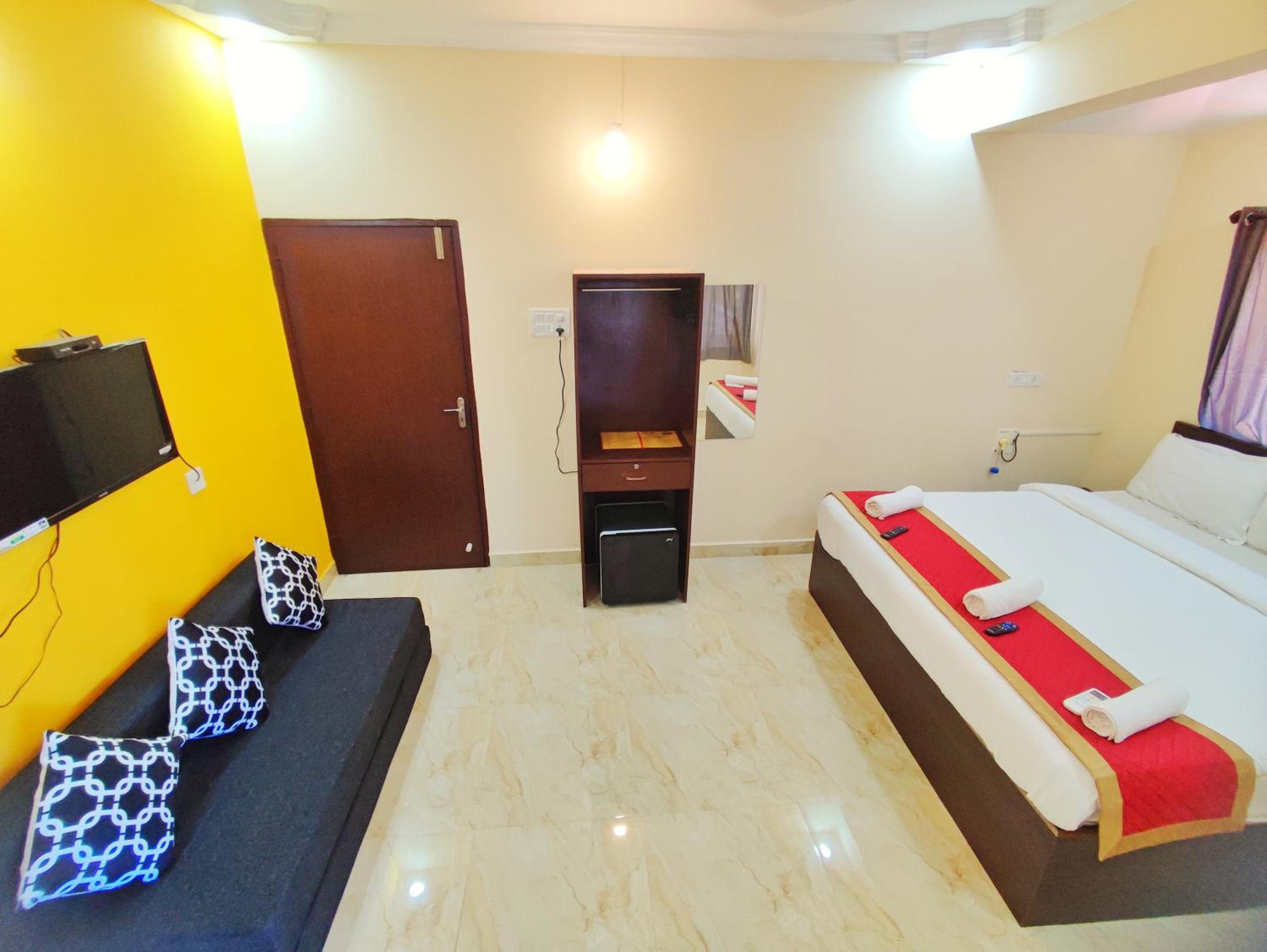 Quadruple Room with Balcony - Photo 35