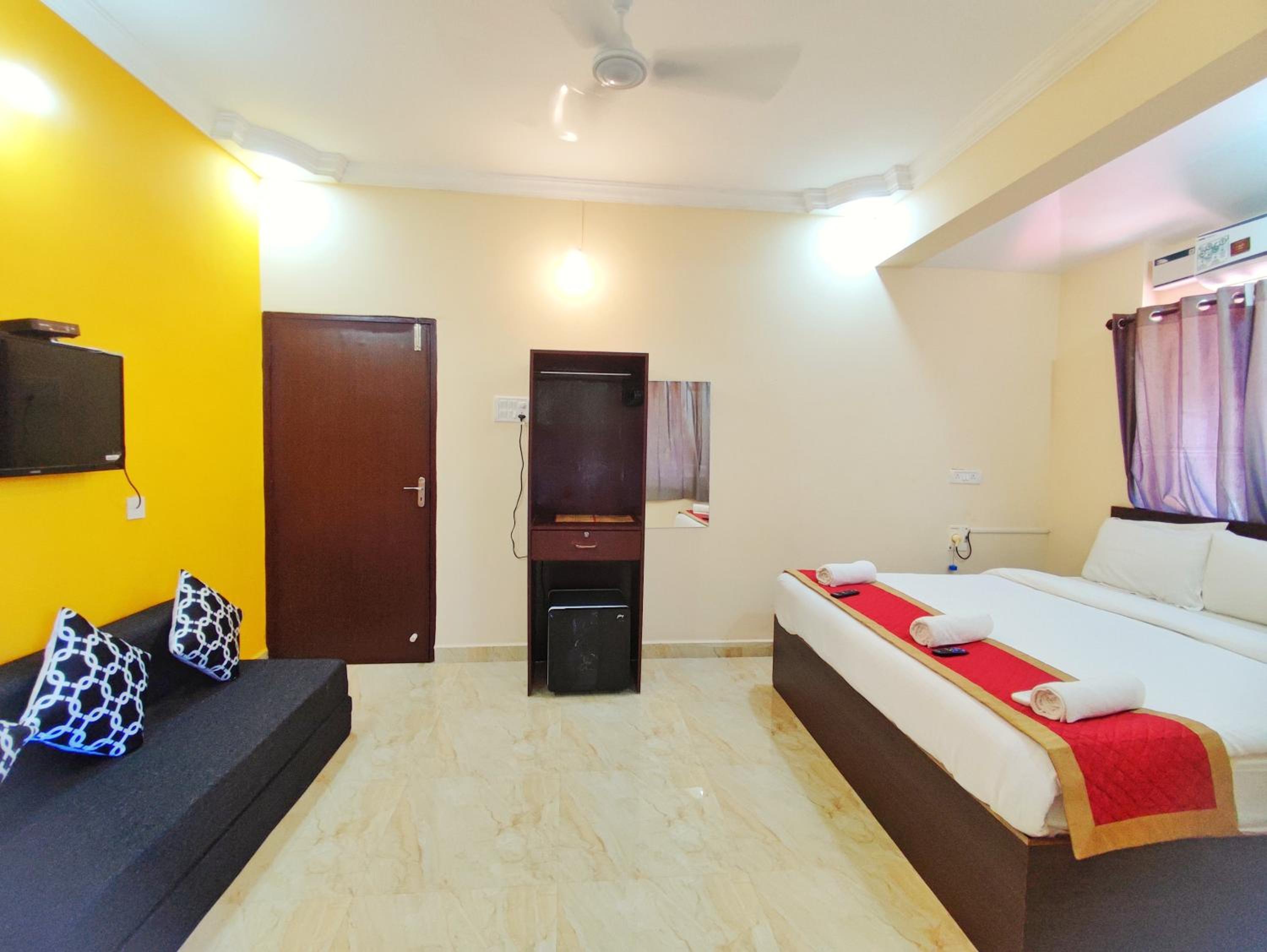 Quadruple Room with Balcony - Photo 30