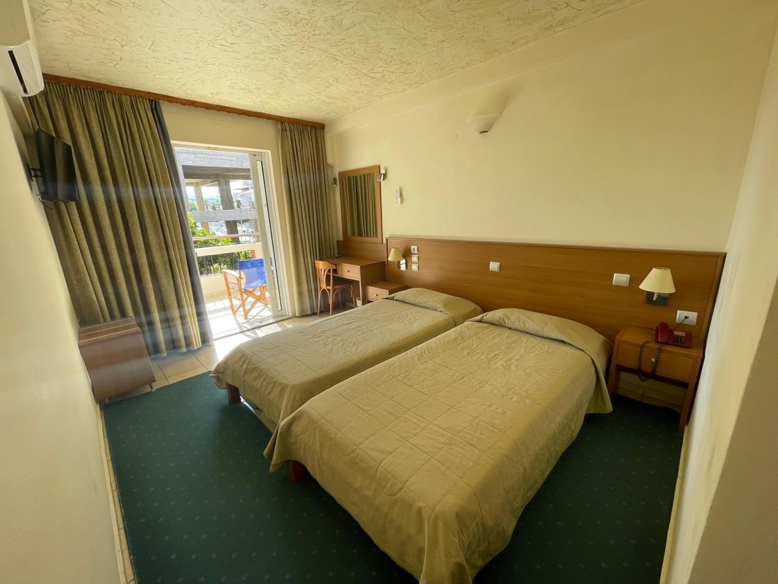 Double or Twin Room with Sea View photo 2