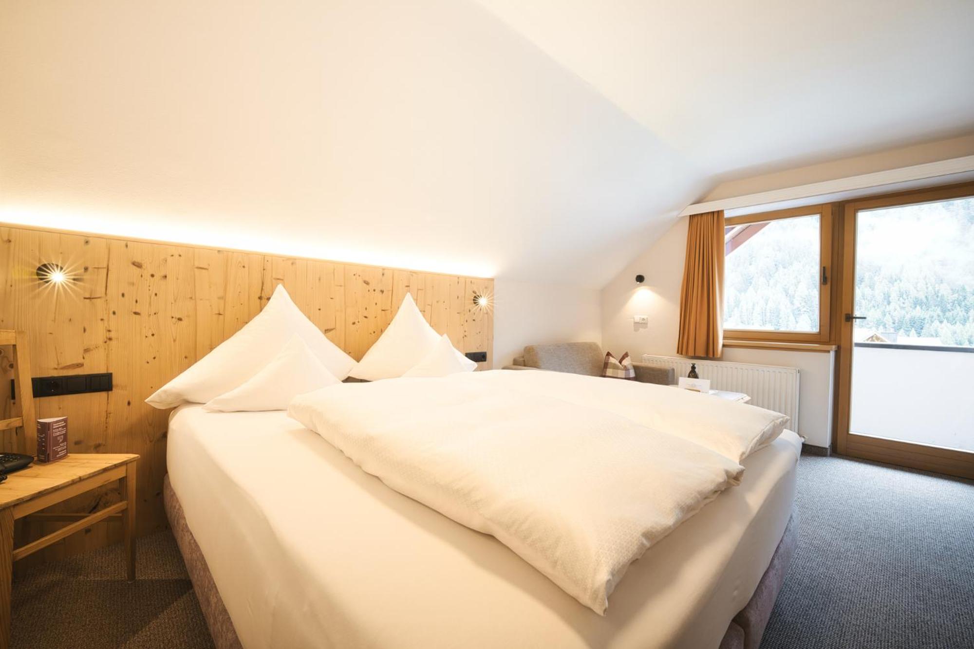 Deluxe Double Room photo 3