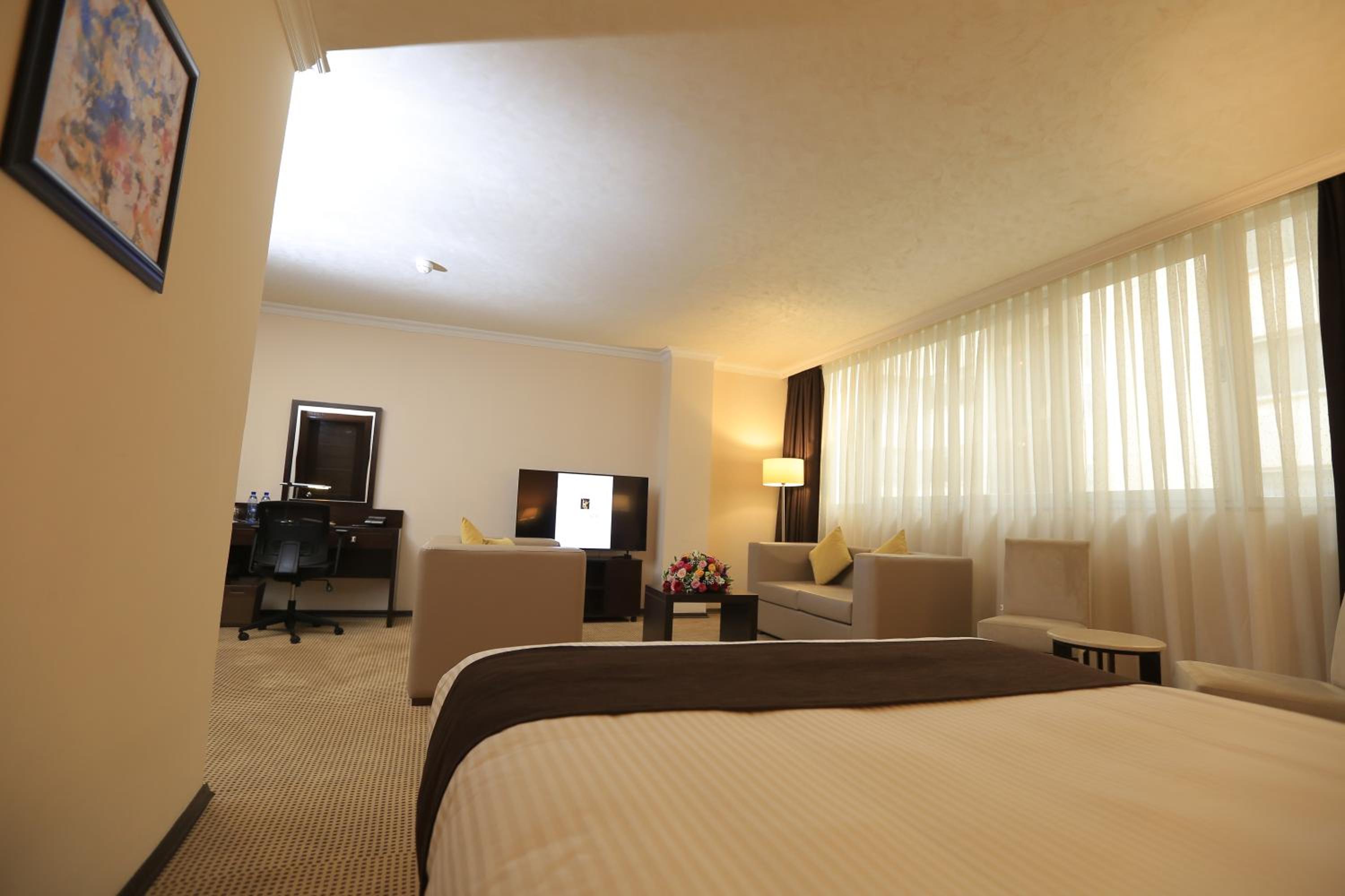 Executive Suite - Photo 2