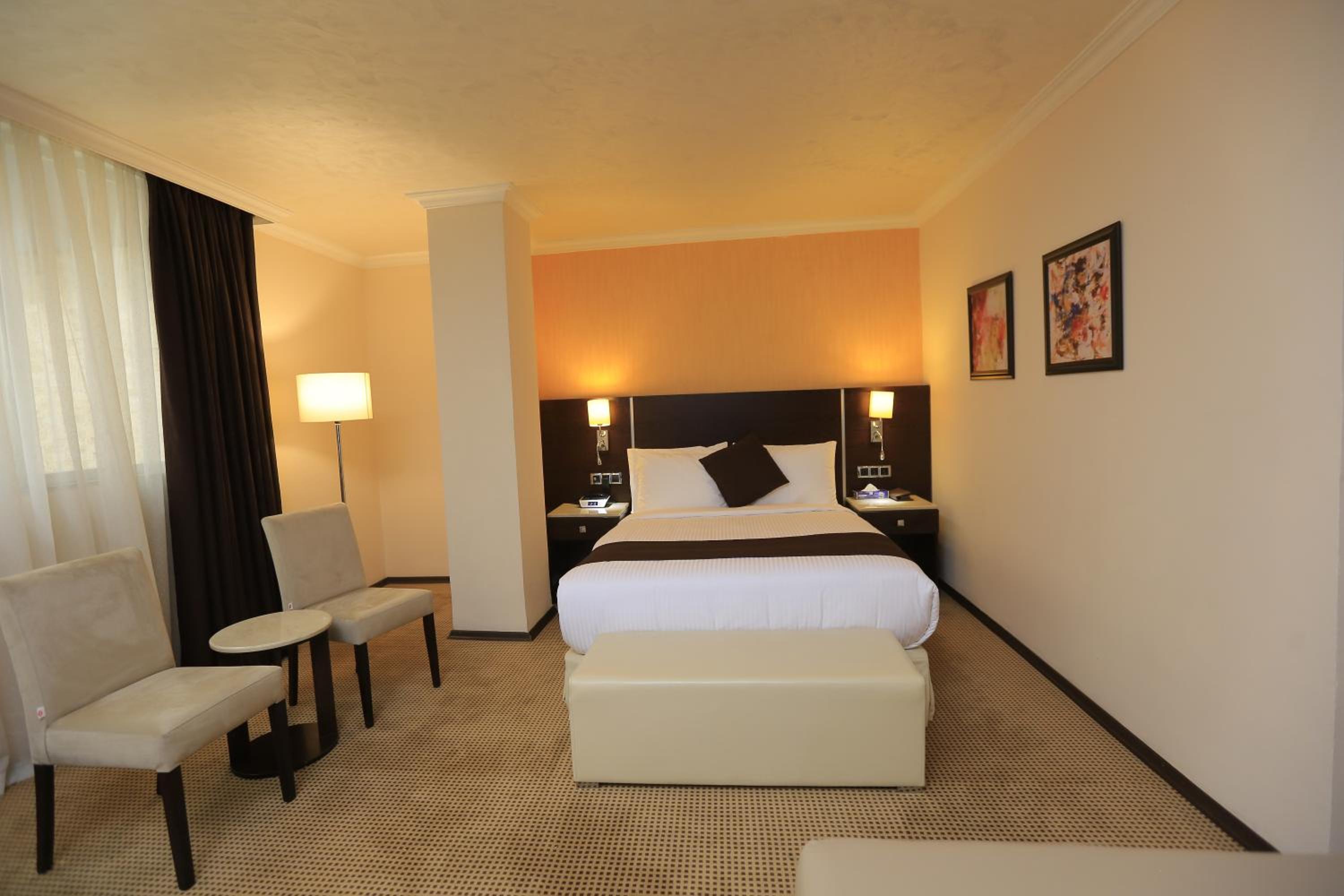 Executive Suite - Photo 4