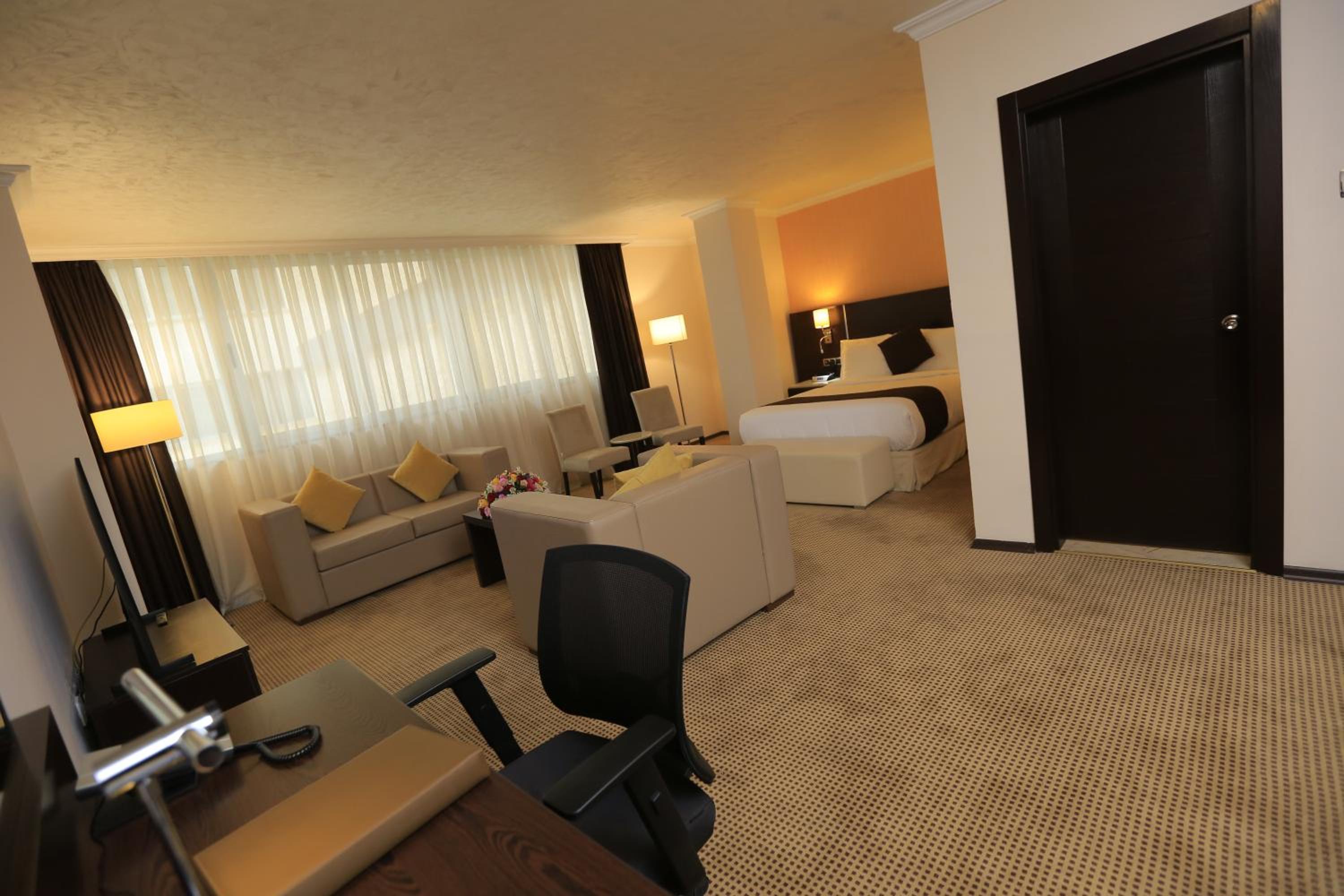 Executive Suite - Photo 7