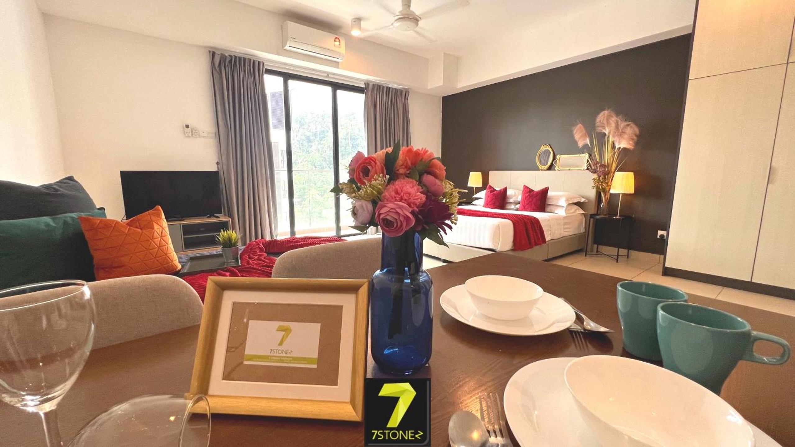 Deluxe Studio Suite with Balcony - Photo 2