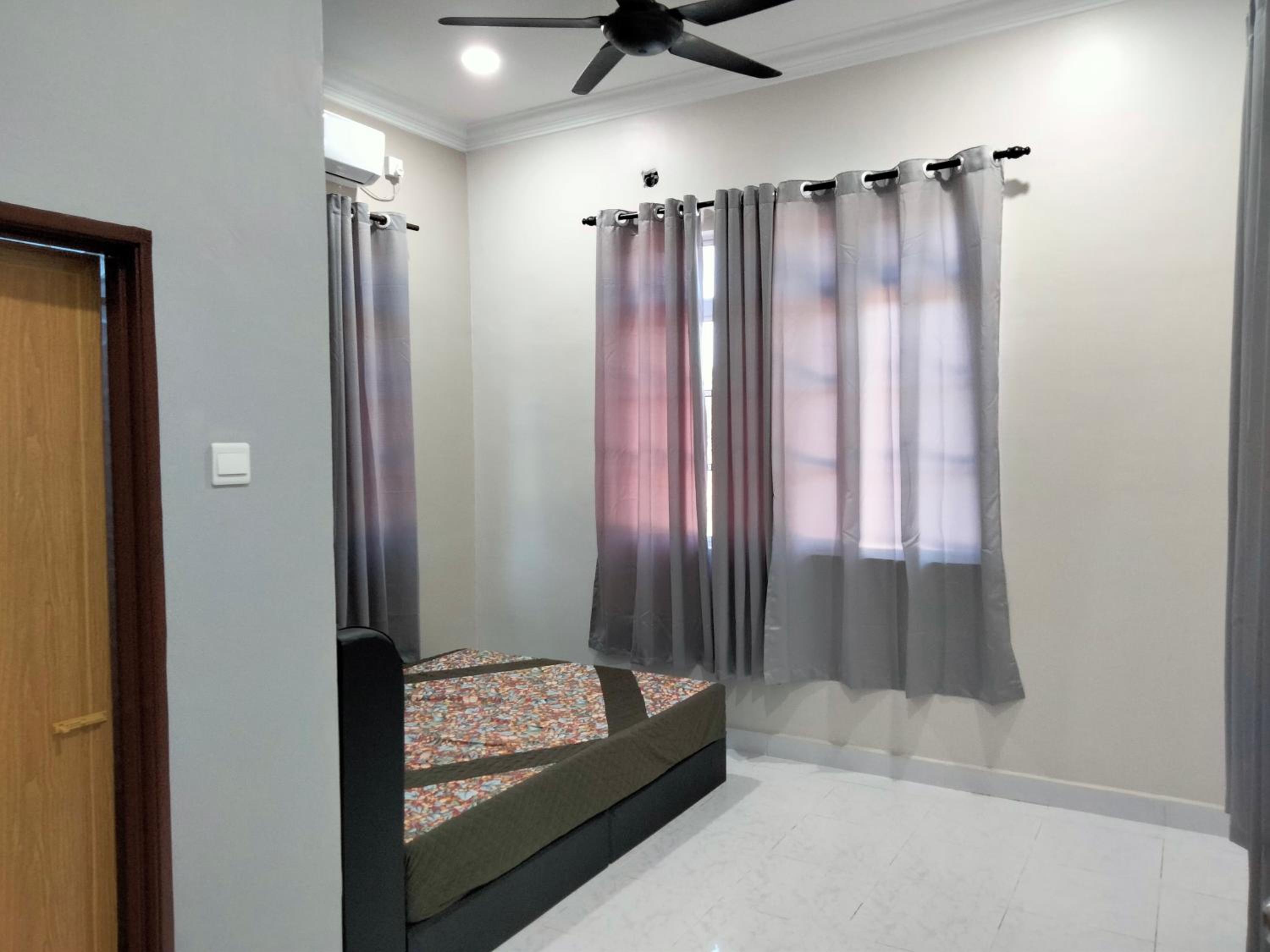 Three-Bedroom House photo 3