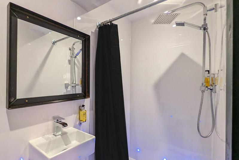 Sister Act - Double Room - Photo 4