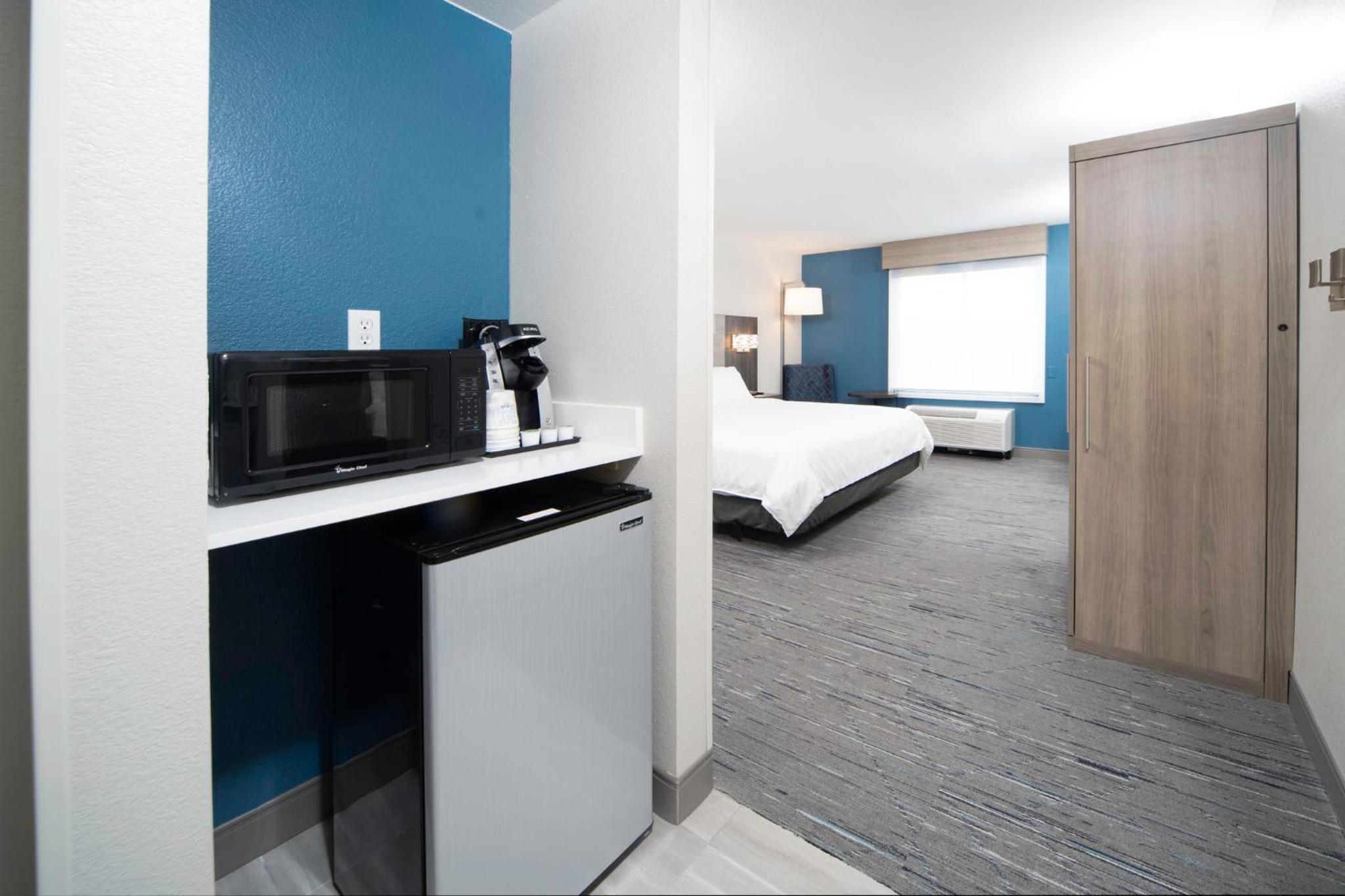 King Suite with Mobility Accessible Tub - Non-Smoking - Photo 6