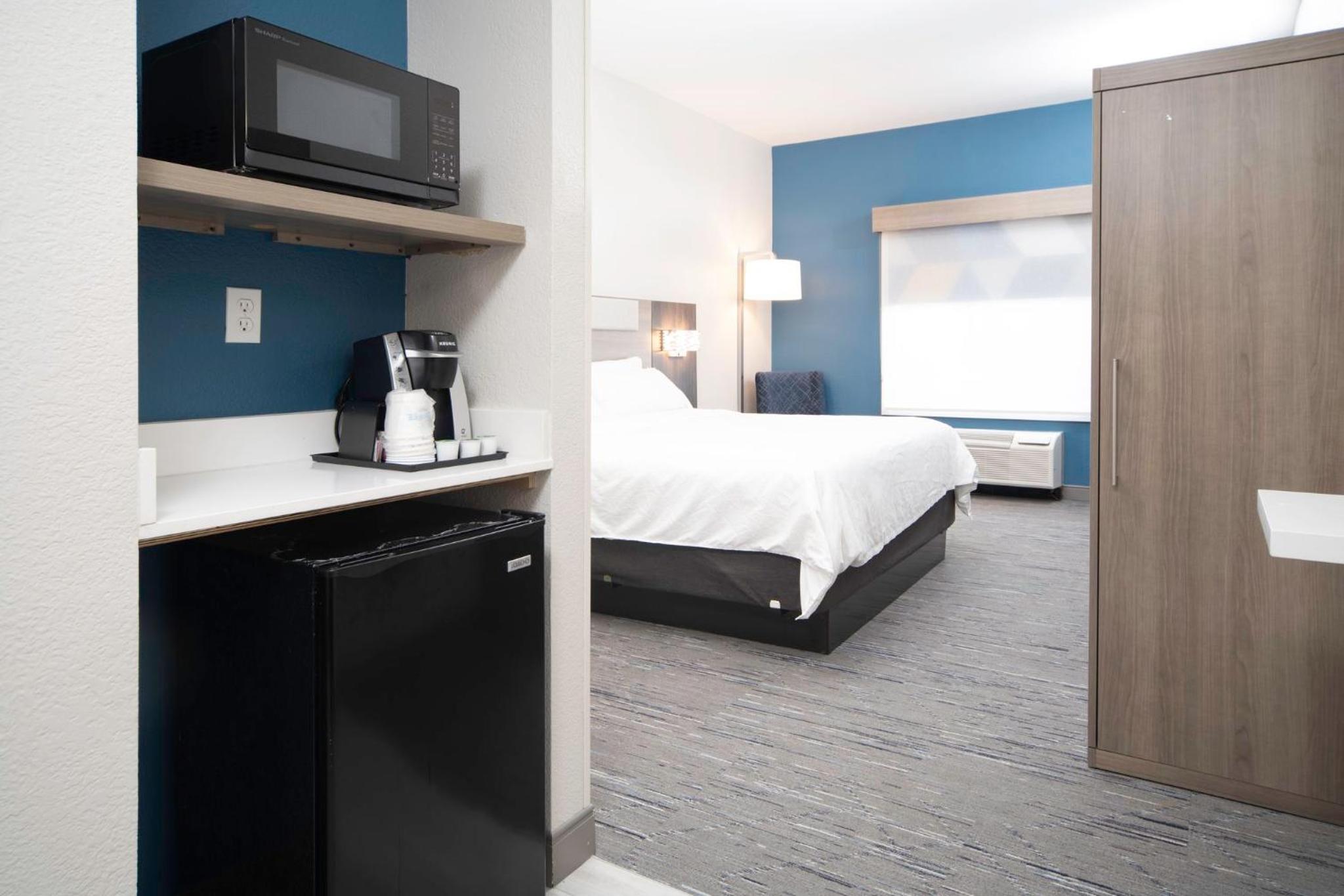 Standard King Room - Photo 7