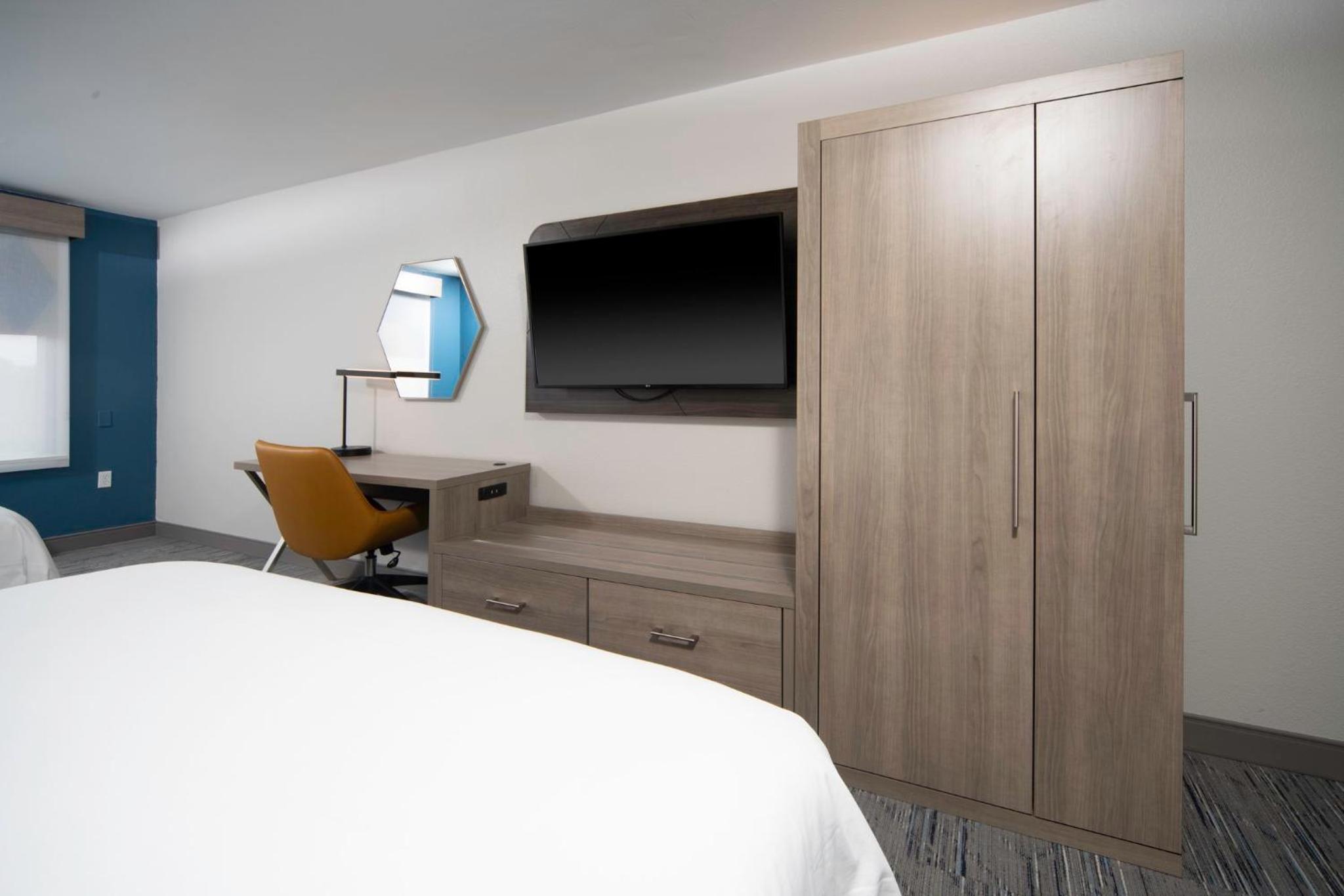 King Suite with Mobility Accessible Tub - Non-Smoking - Photo 9