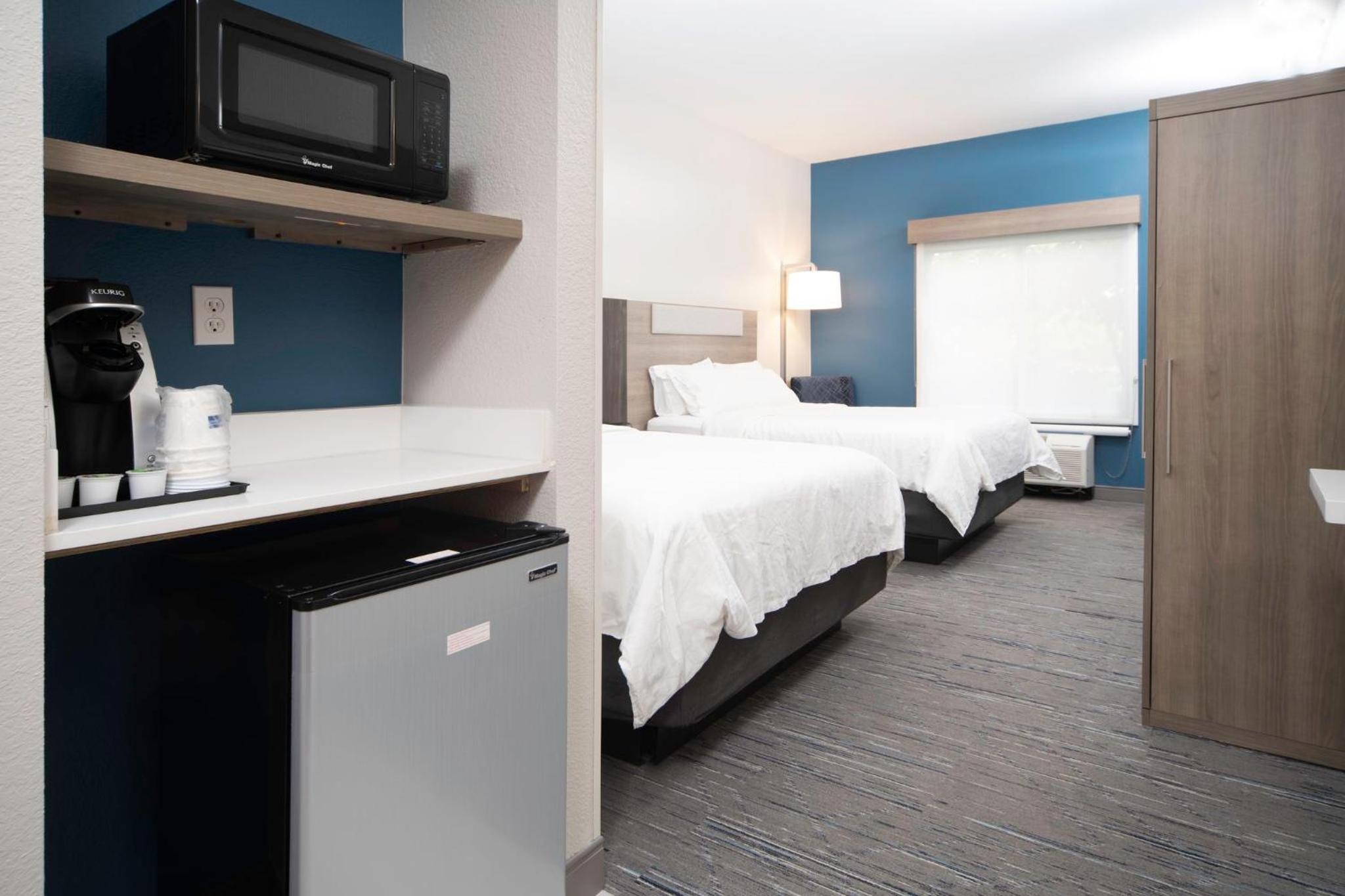 Standard Room with Two Queen Beds - Photo 7