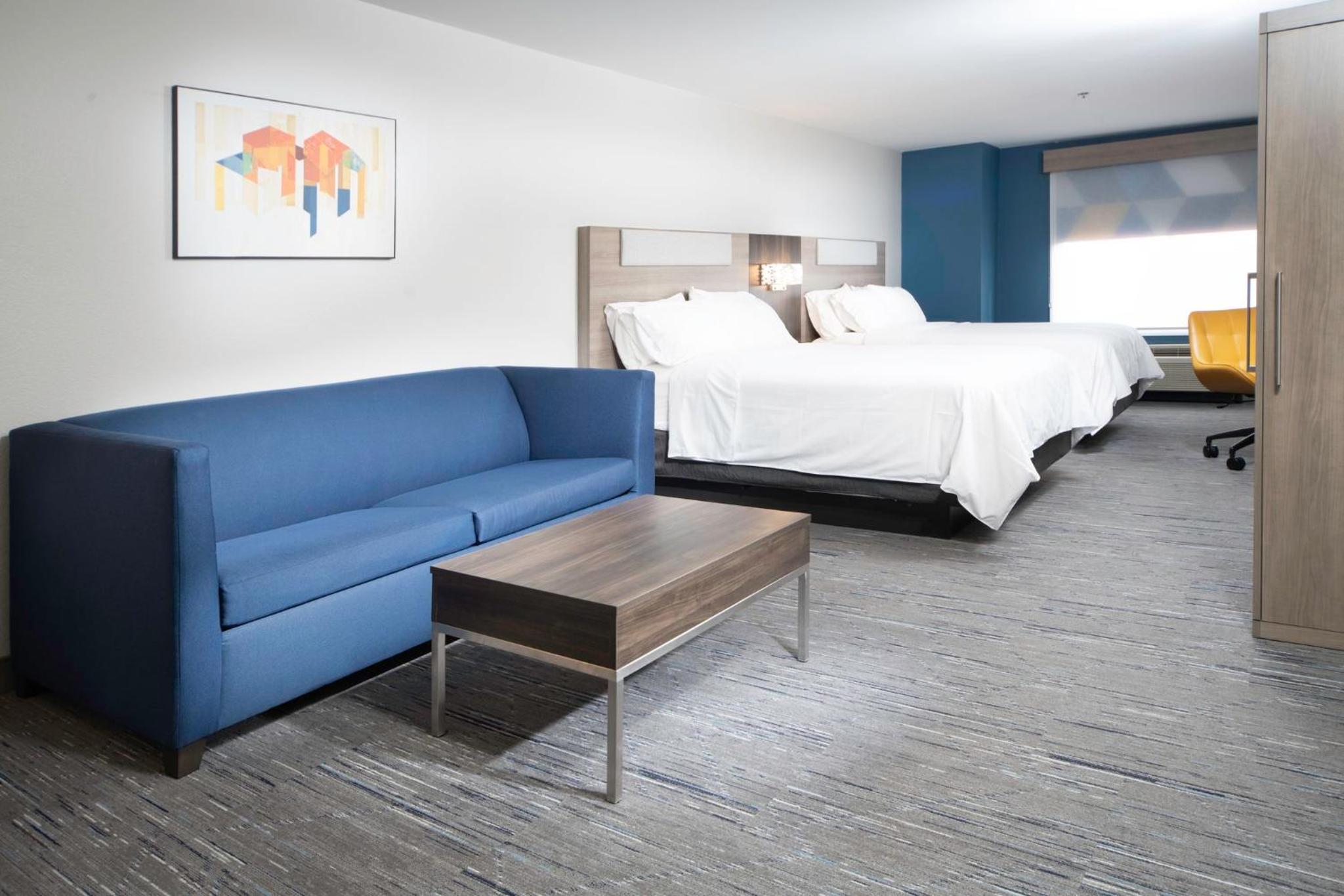 Queen Suite with Two Queen Beds and Sofa Bed - Photo 11