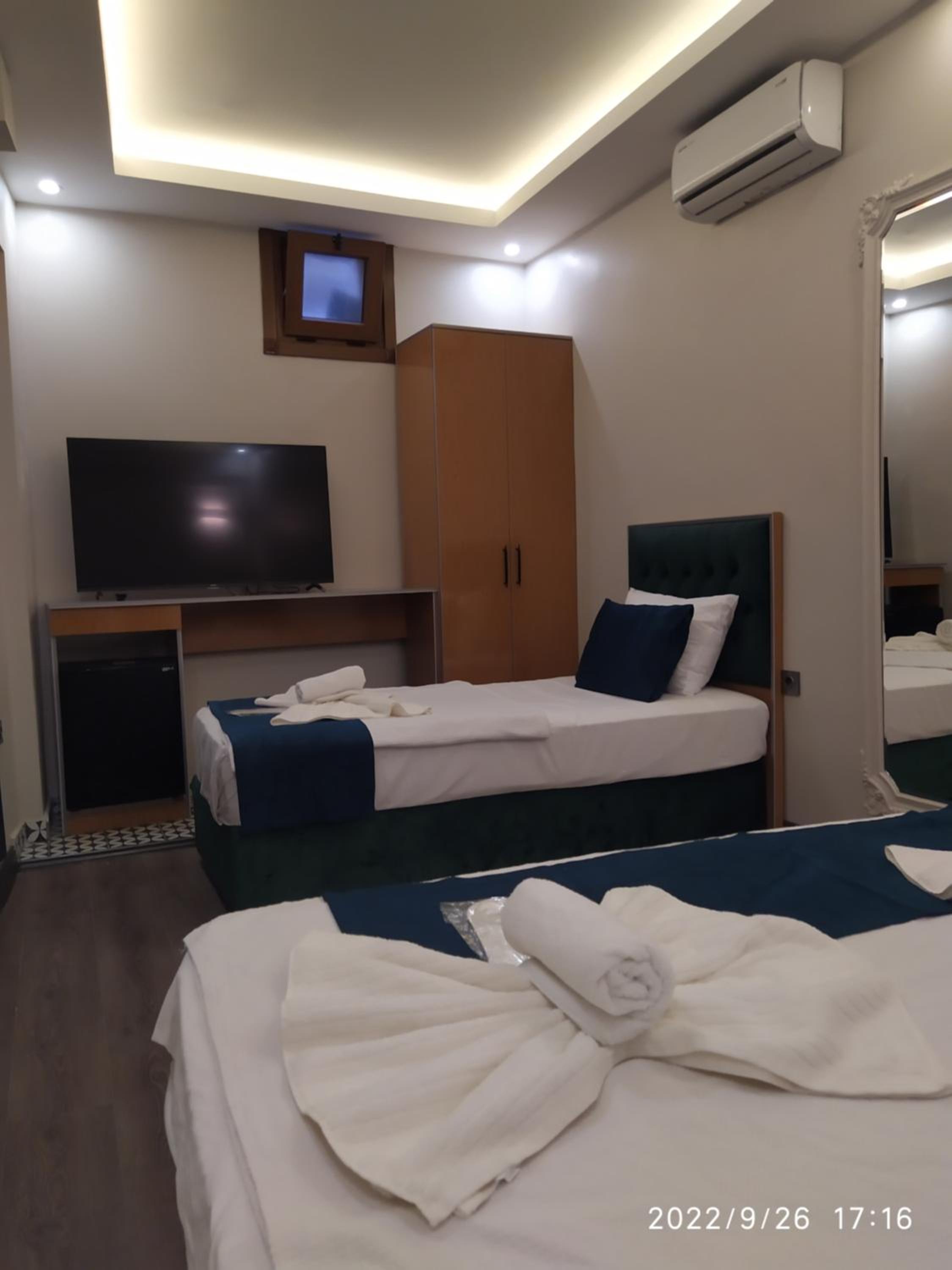 Economy Triple Room photo 3