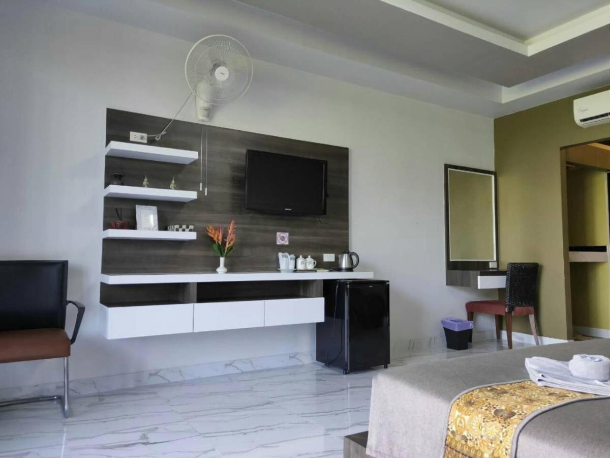 Deluxe King Room photo 1
