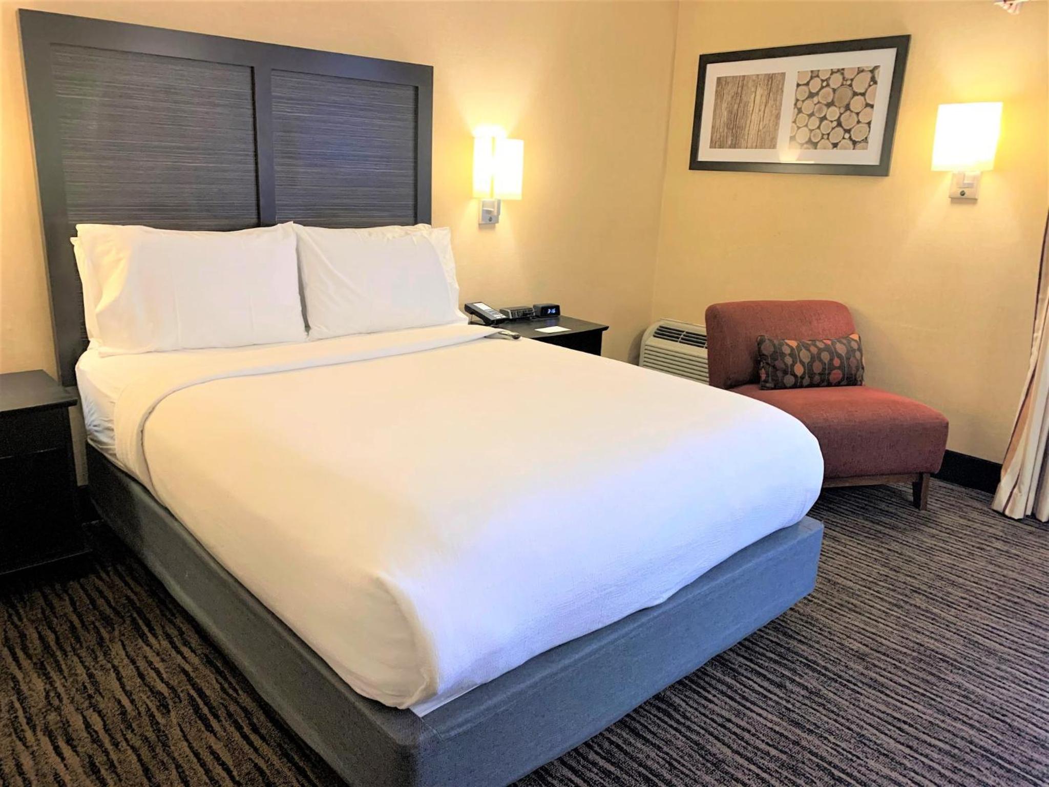 Standard Queen Room with One Queen Bed (Non Smoking) - Photo 6