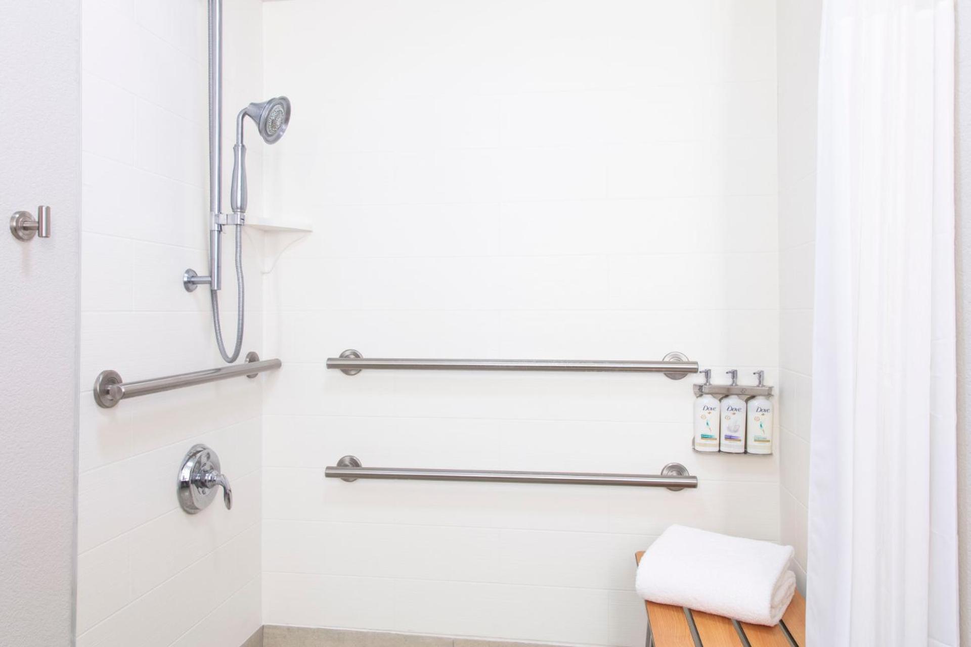 Twin Room - Mobility Access/Hearing Accessible - Photo 3