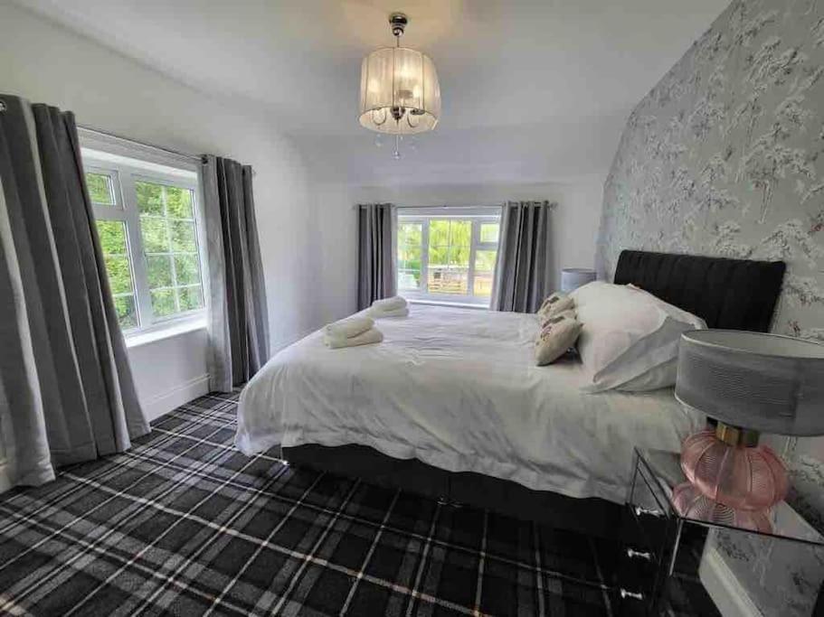 Five-Bedroom House photo 1