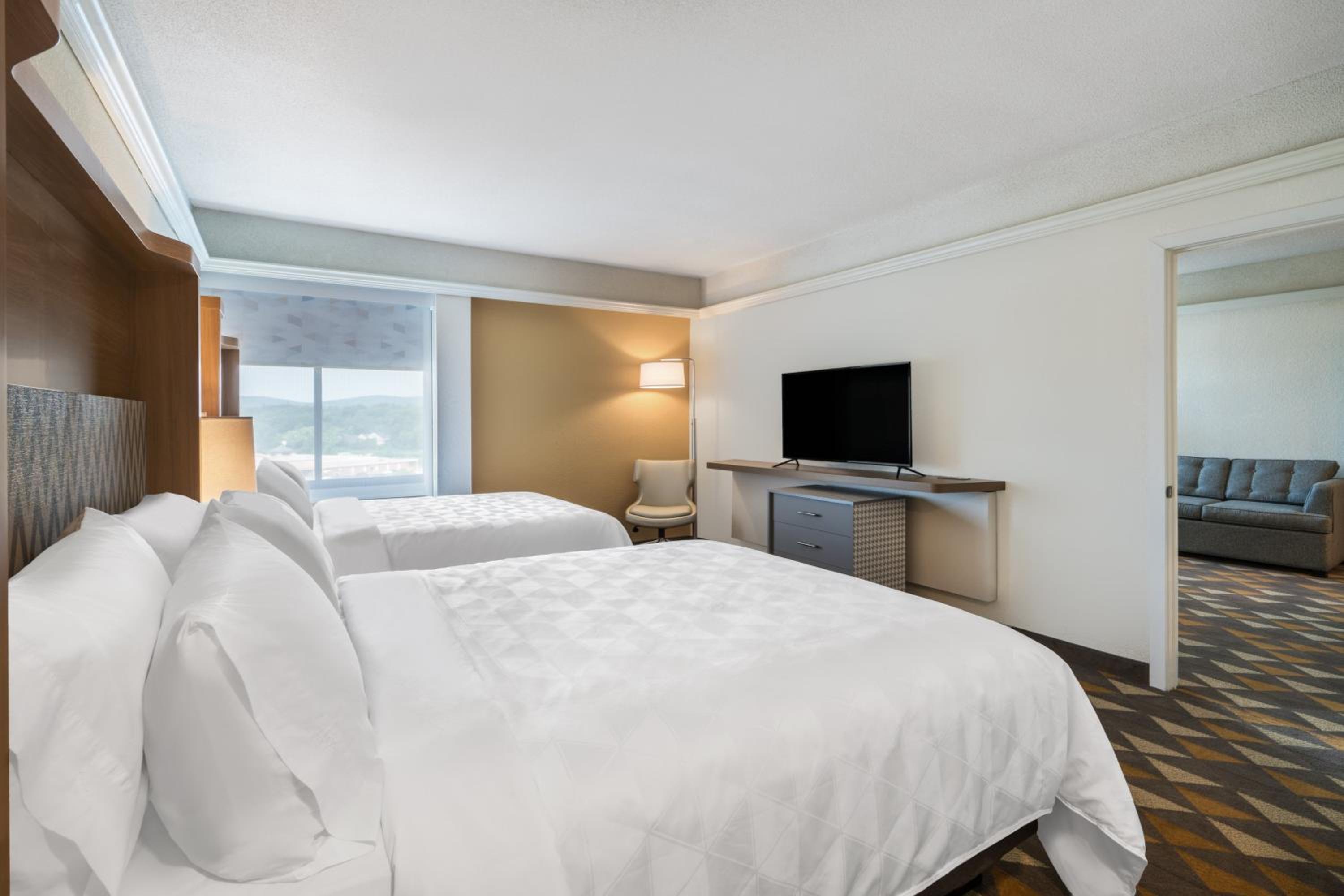 Queen Suite with Two Queen Beds and Sofa Bed - Photo 7