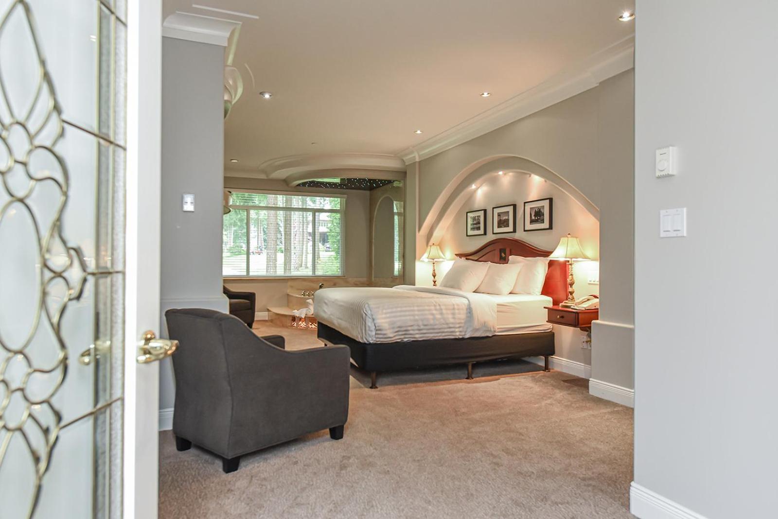 One-Bedroom Suite with Whirlpool