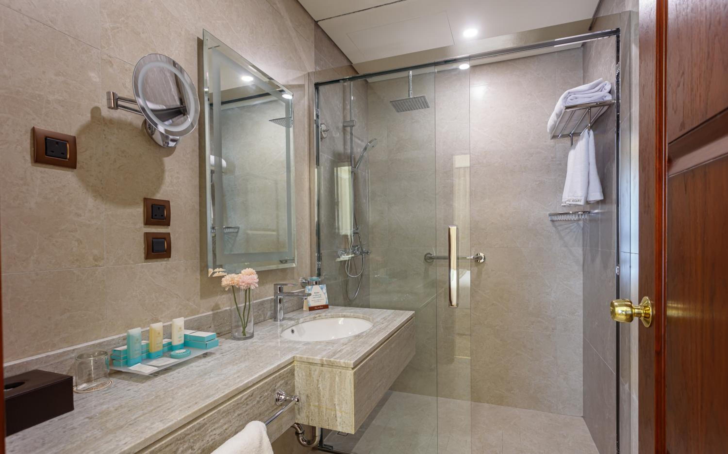Deluxe King Room - Photo 2