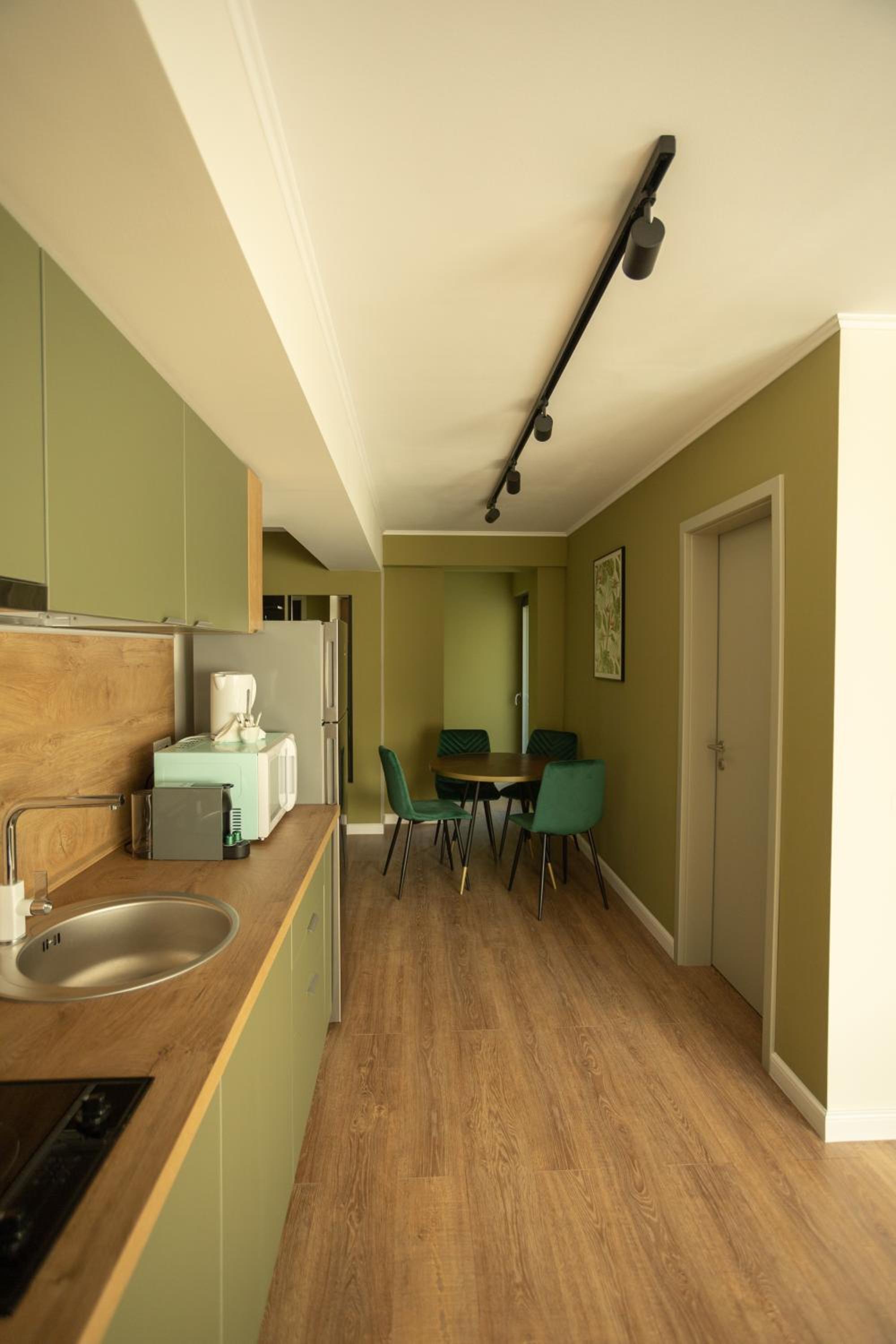 Apartment with Balcony - Photo 9