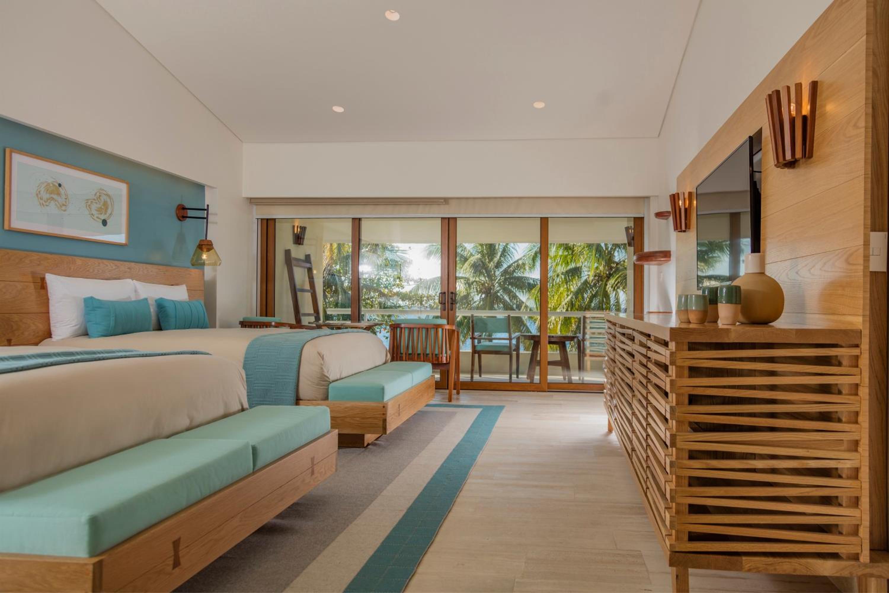 Premium King Room with Balcony thumbnail 5