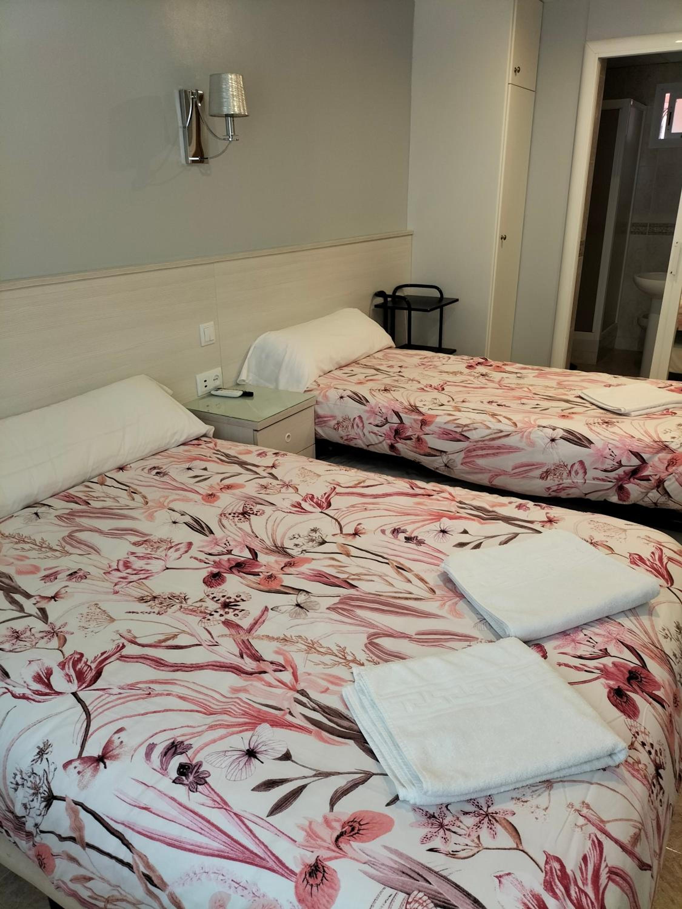 Double or Twin Room - Photo 4
