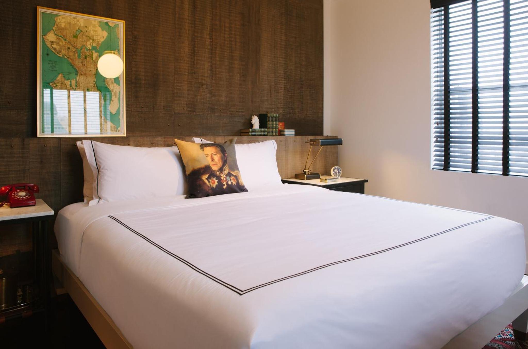 Premium Corner King Room with Spa thumbnail 5