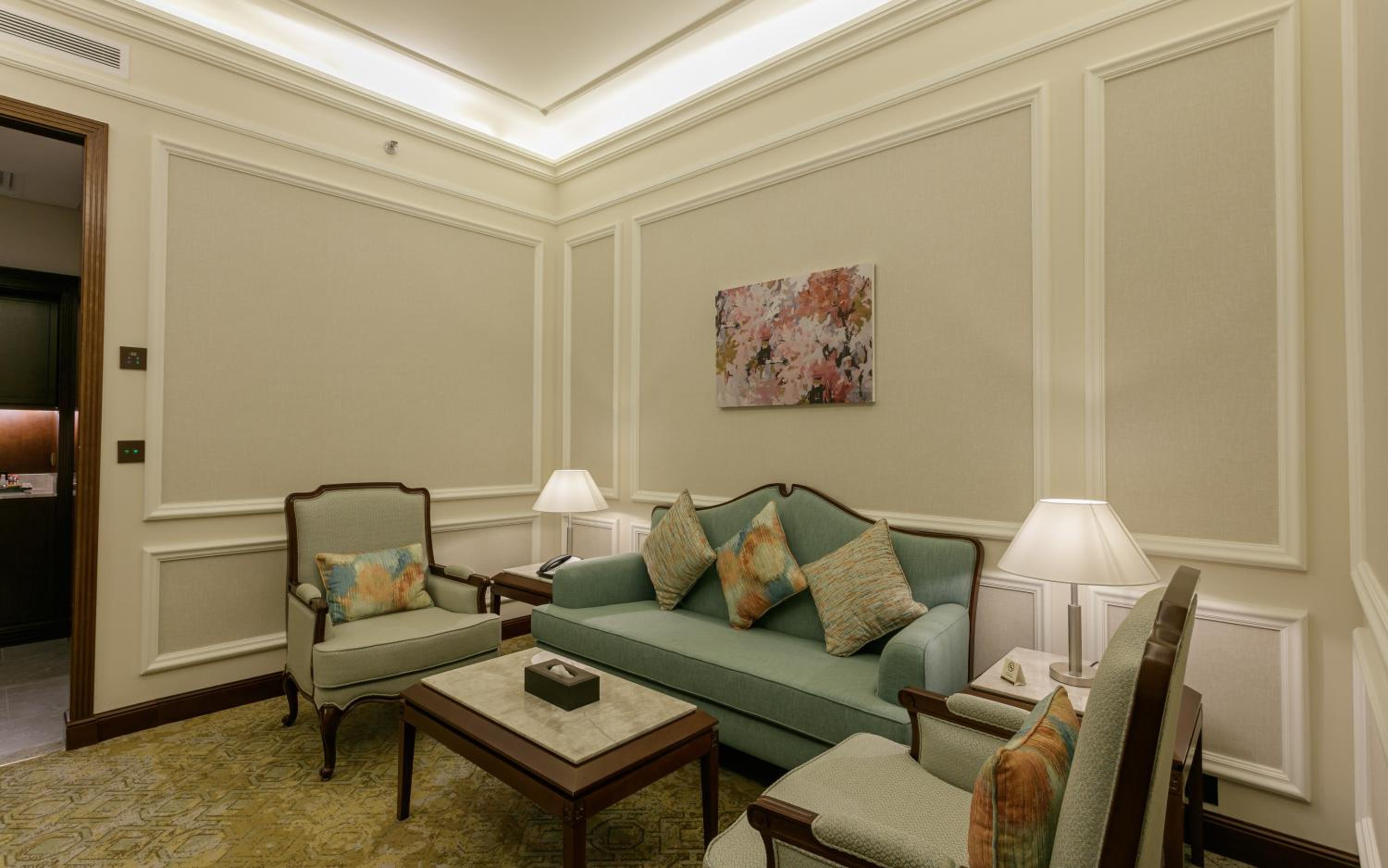 Executive Suite - Photo 2