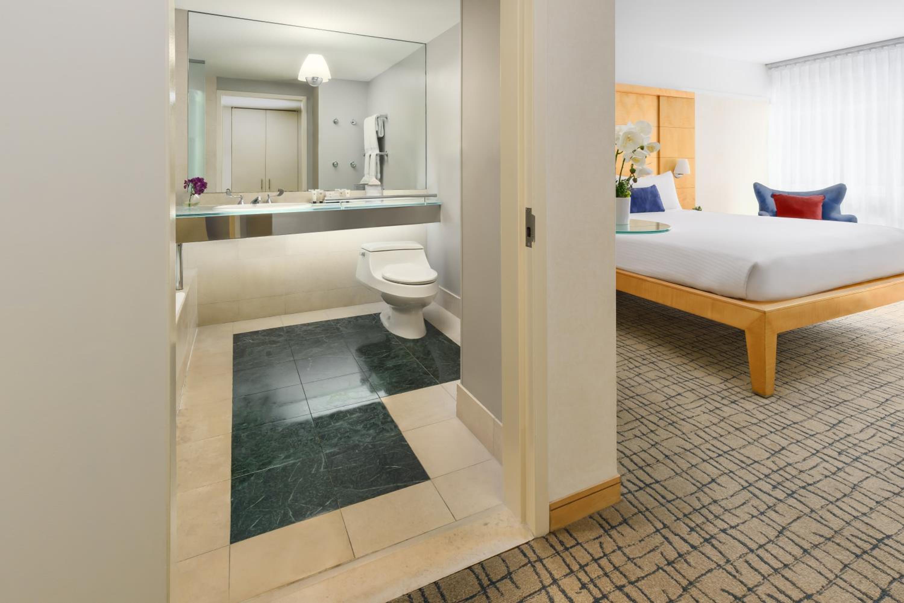 Deluxe View King - Fully Renovated photo 2