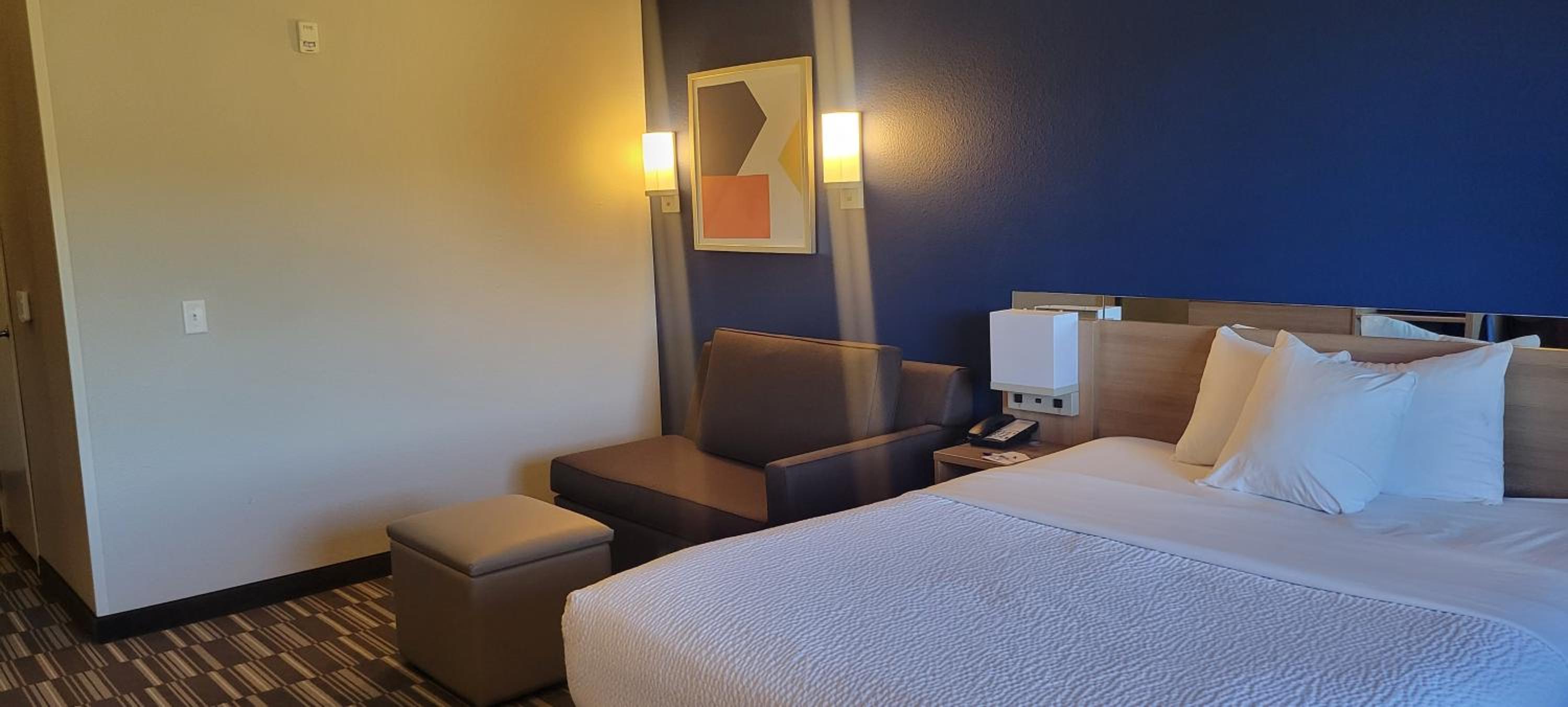 Queen Studio Suite - Mobility Access/Non-Smoking - Photo 4