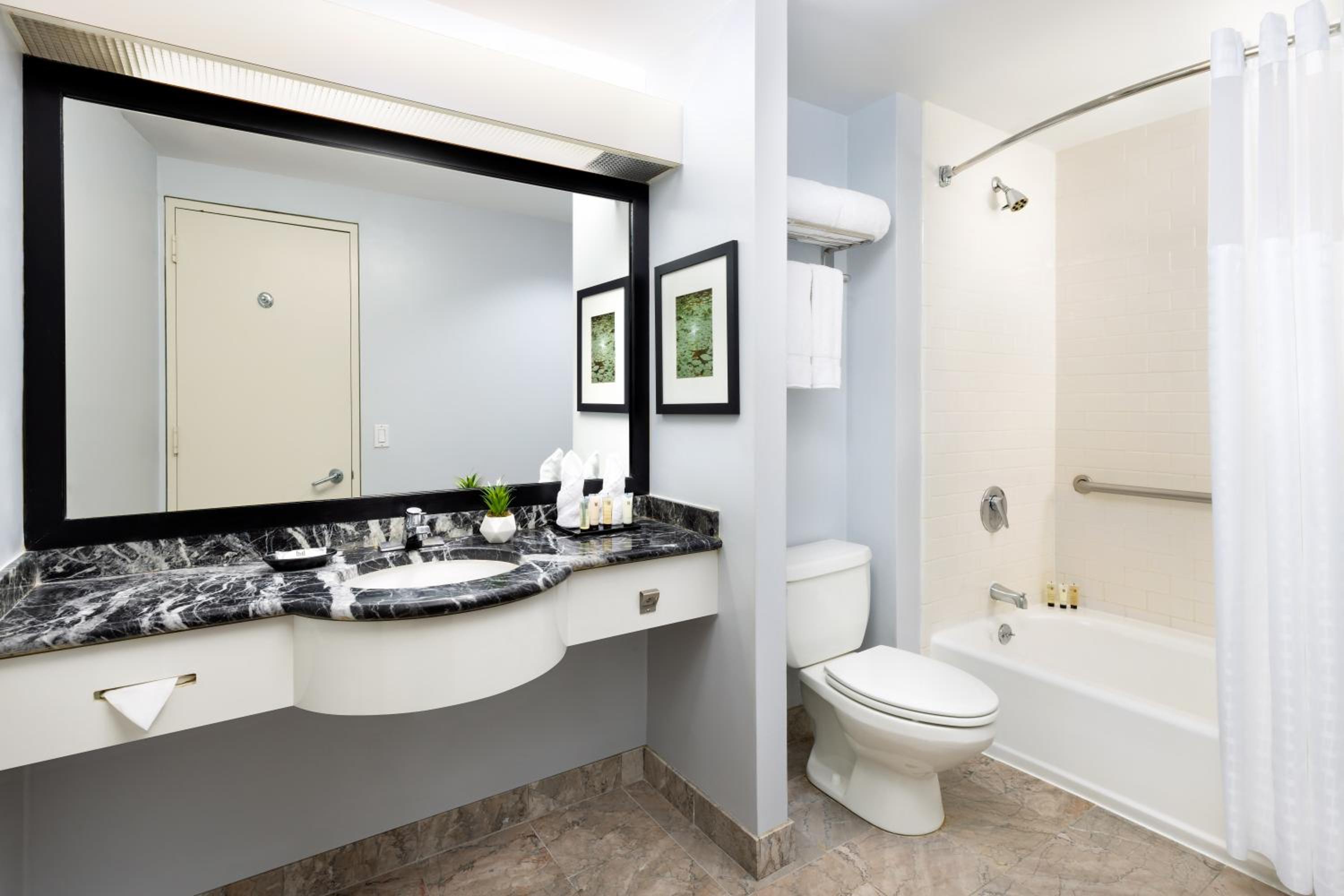 Queen Room with Bath Tub - Hearing/Mobility Accessible