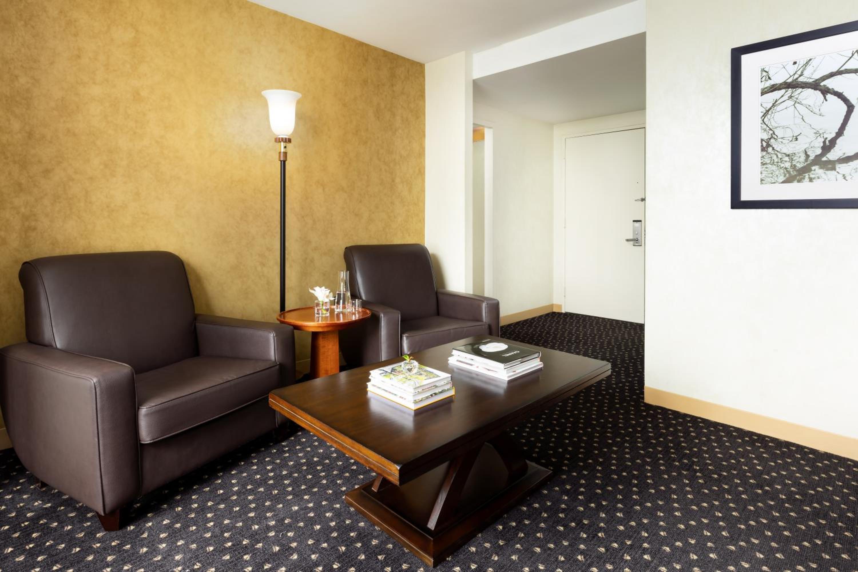 One-Bedroom King Suite thumbnail 5