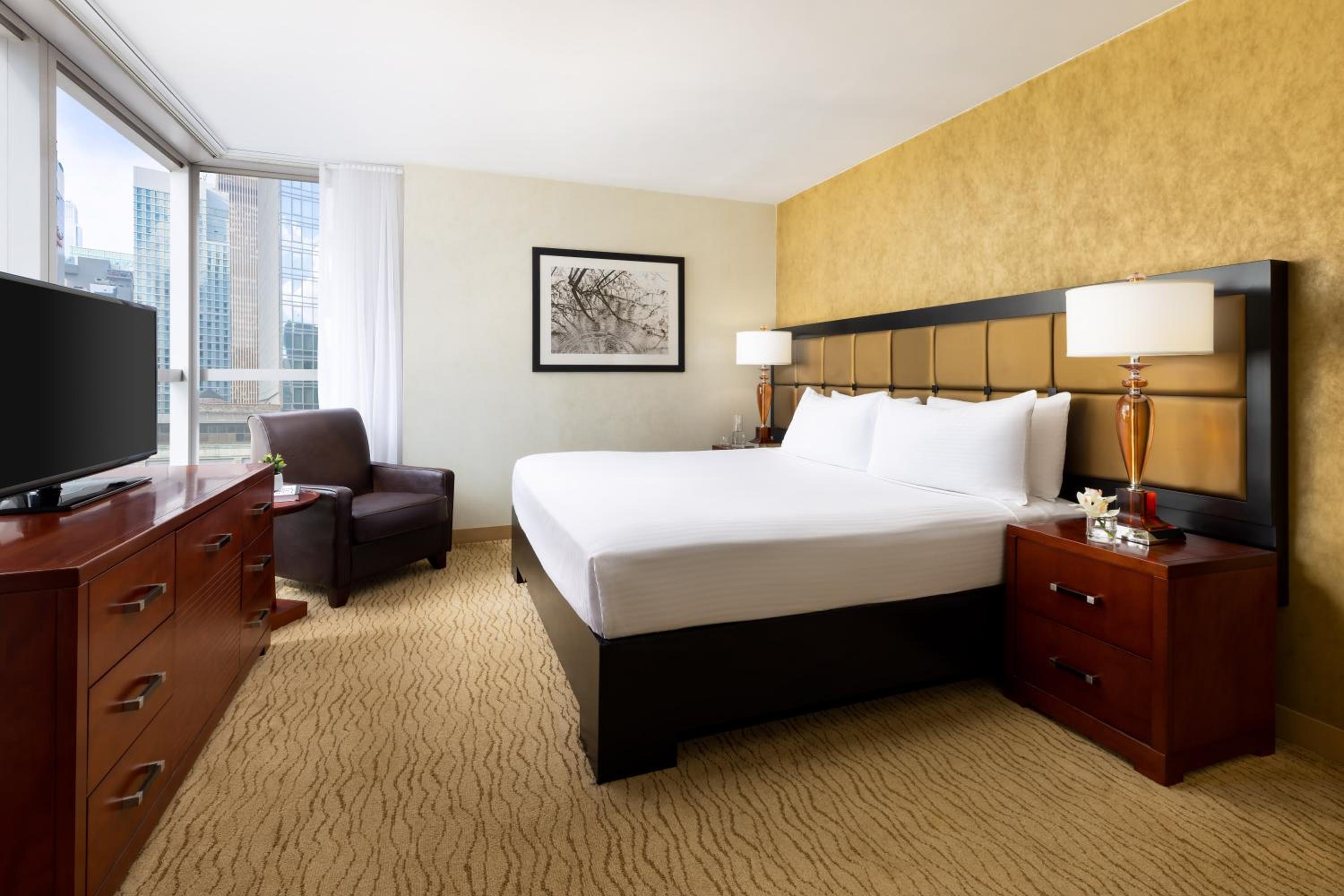Superior Queen Room thumbnail 5