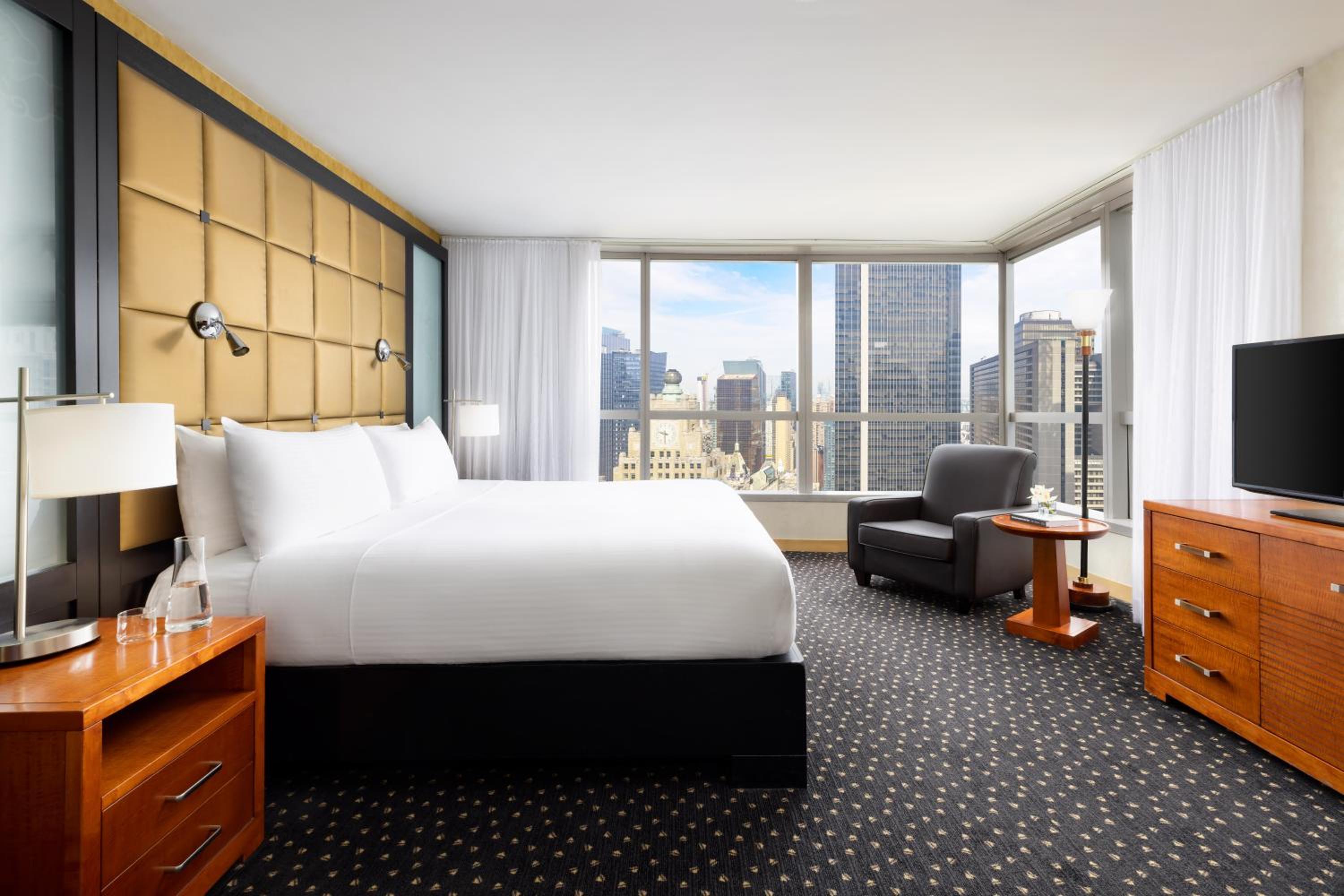 Deluxe room with 1 King bed - High Floor thumbnail 5