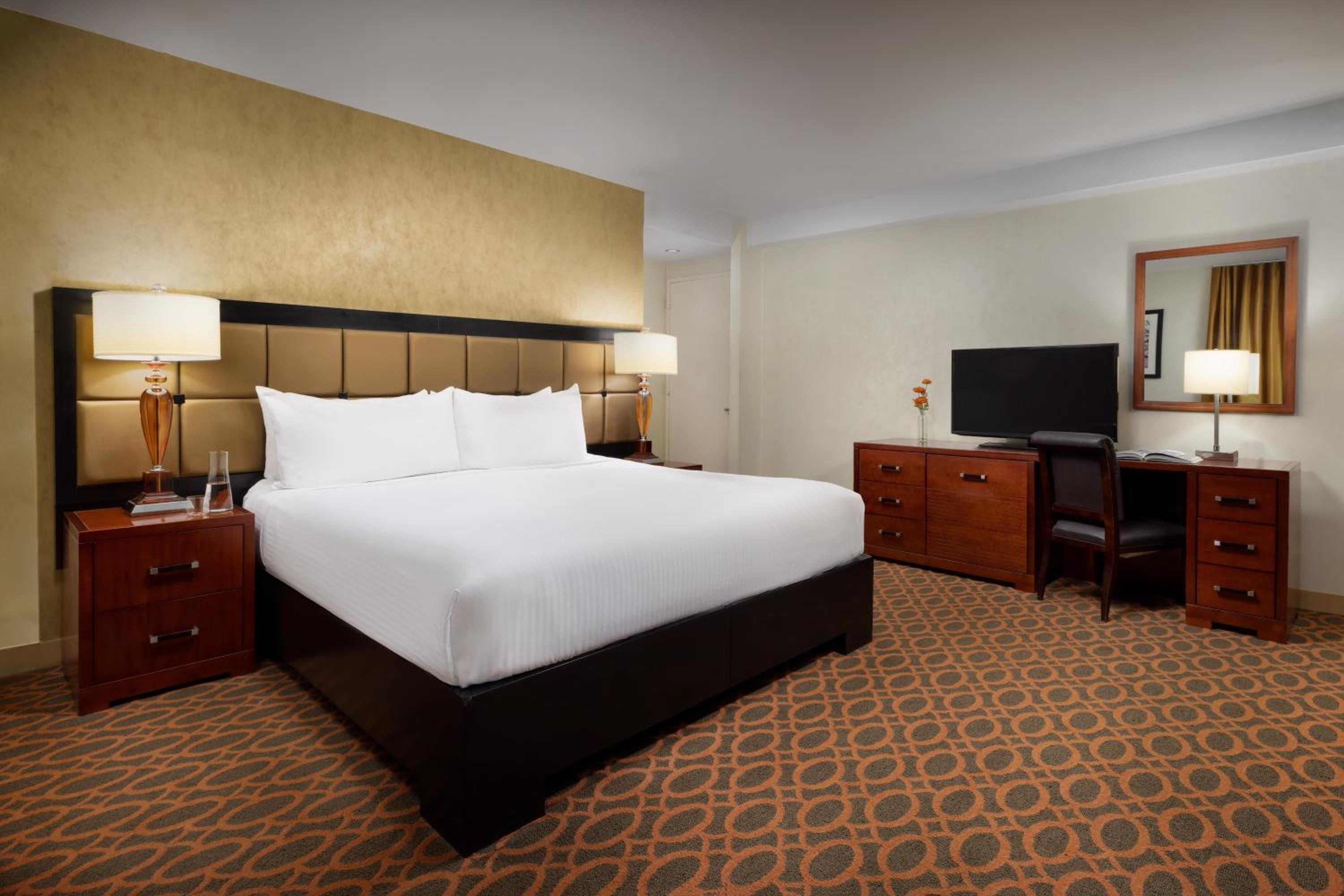 Standard Queen Room thumbnail 6