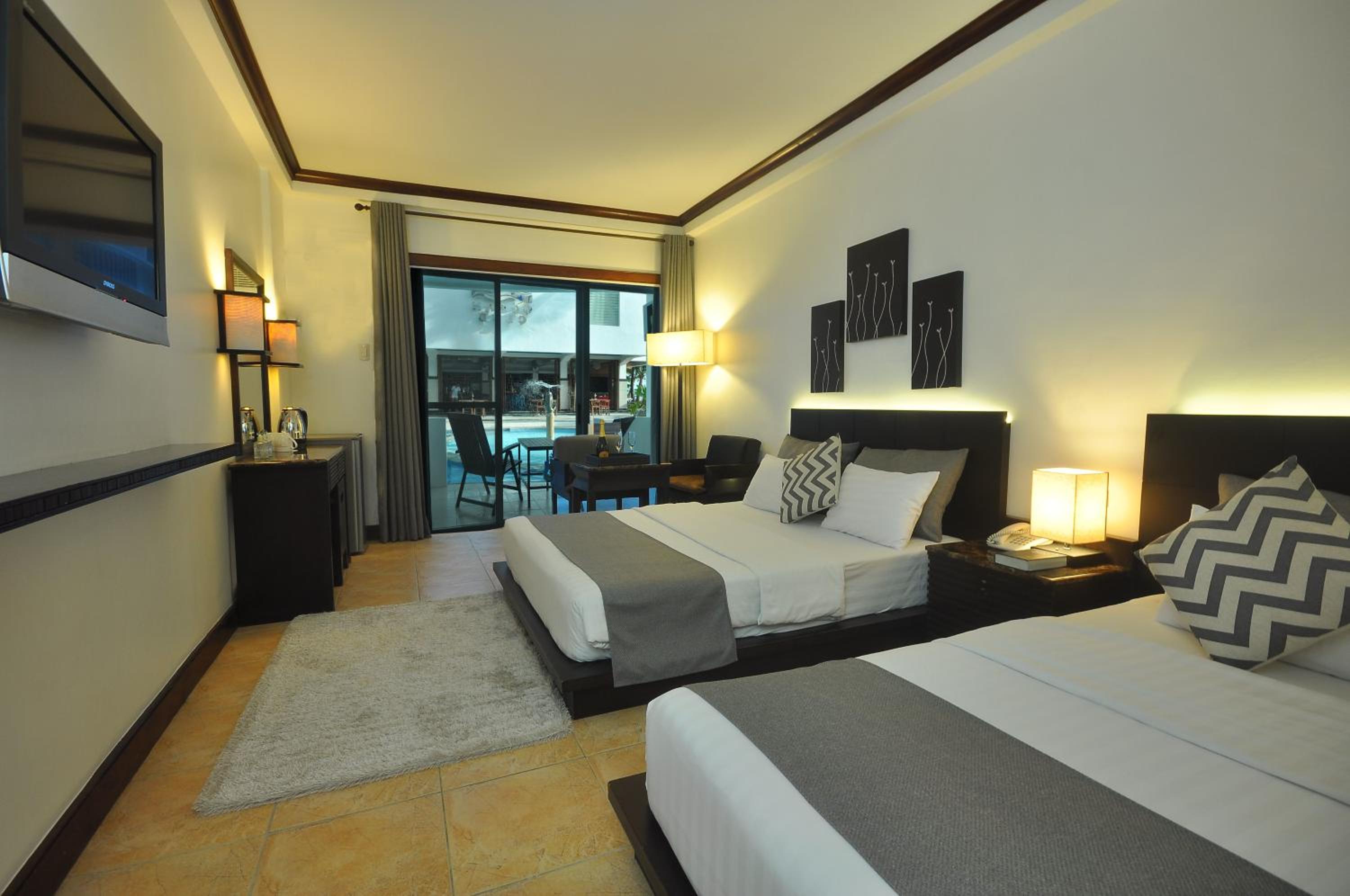 Pool Access Room - Photo 6