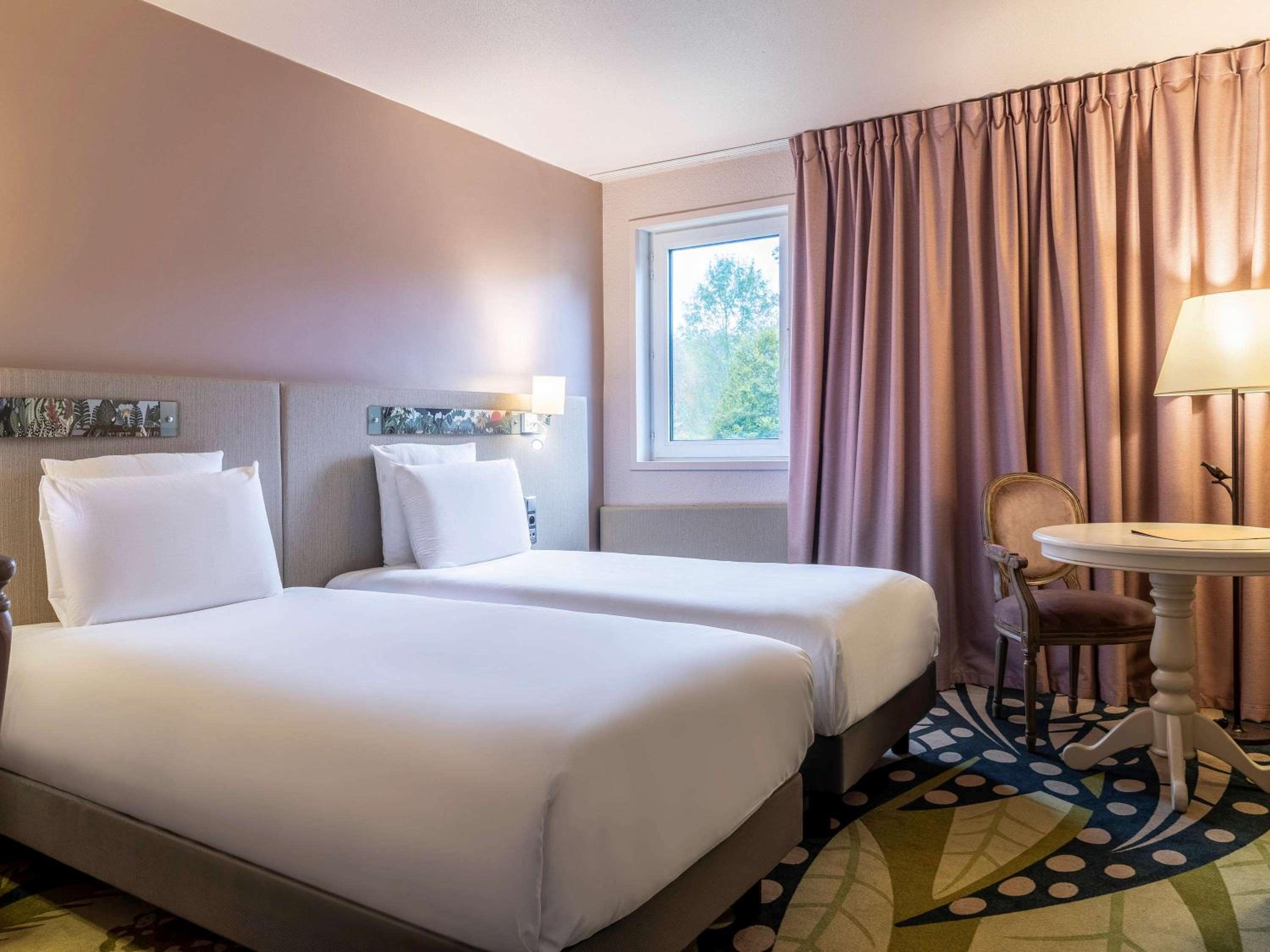 2 Adjacent Rooms