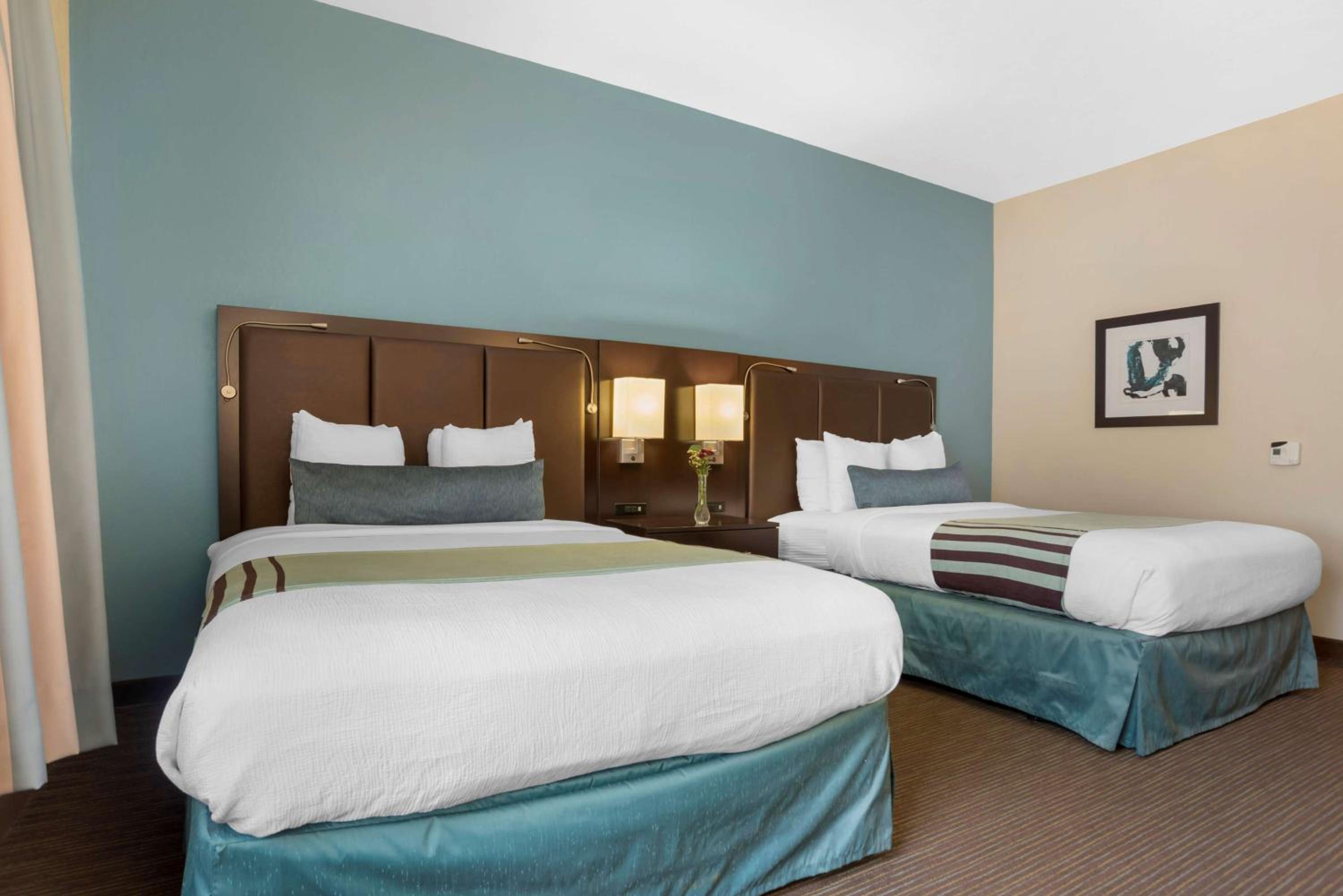 Double Room with Two Double Beds and Roll-In Shower - Disability Access/Non-Smoking - Photo 3