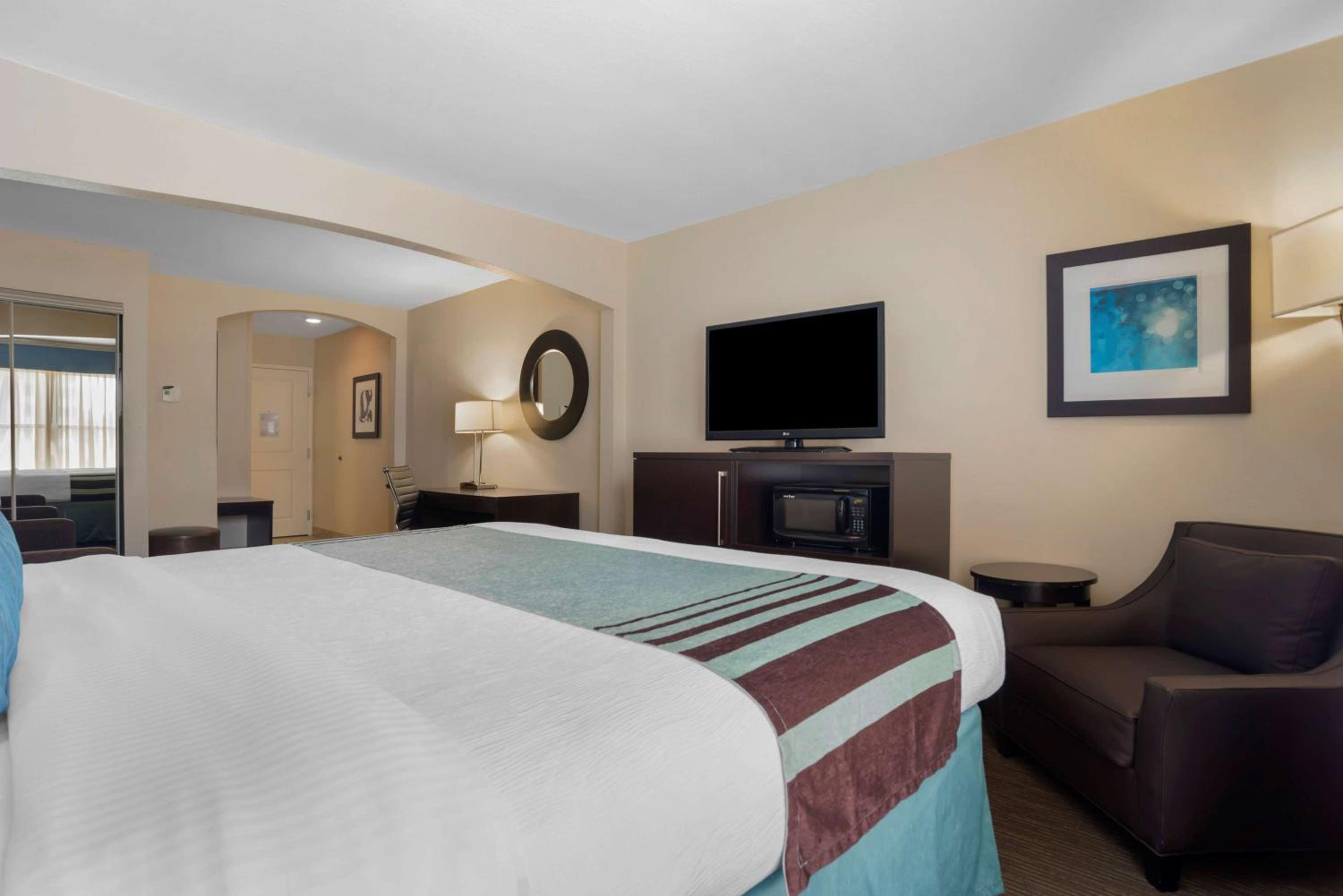 King Suite - Non-Smoking - Photo 2
