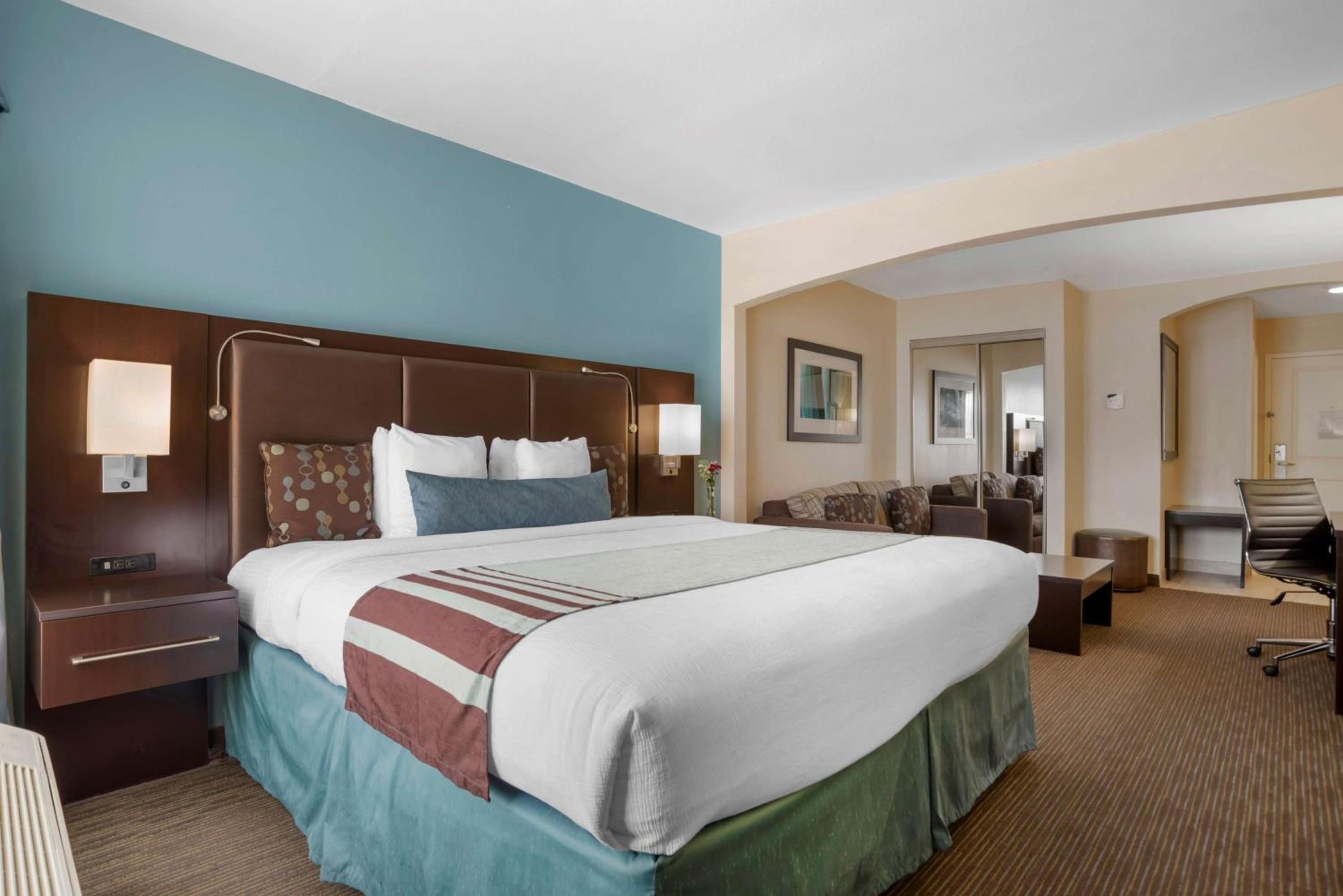 King Suite - Non-Smoking - Photo 4