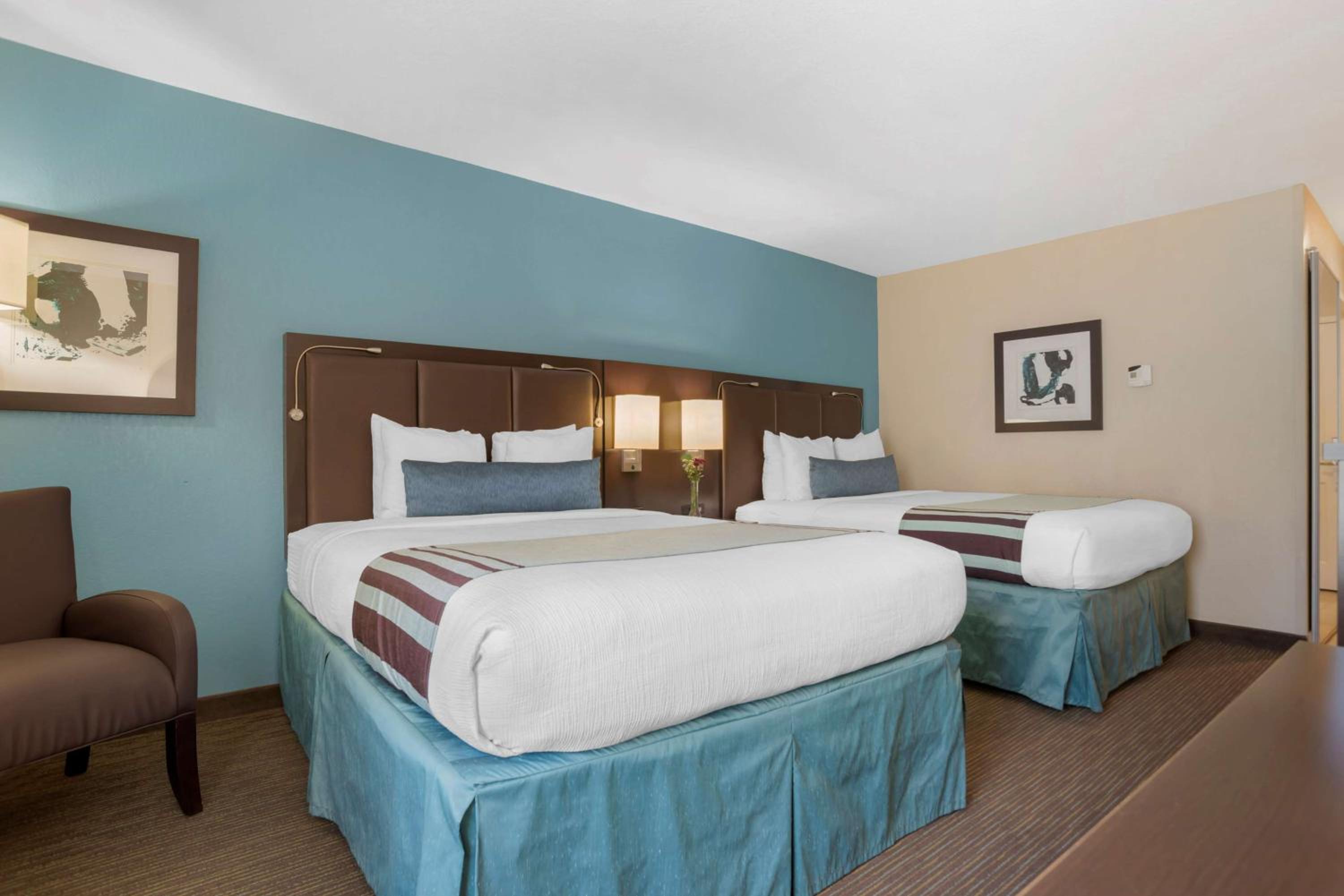 Queen Room with Two Queen Beds - Non-Smoking - Photo 3