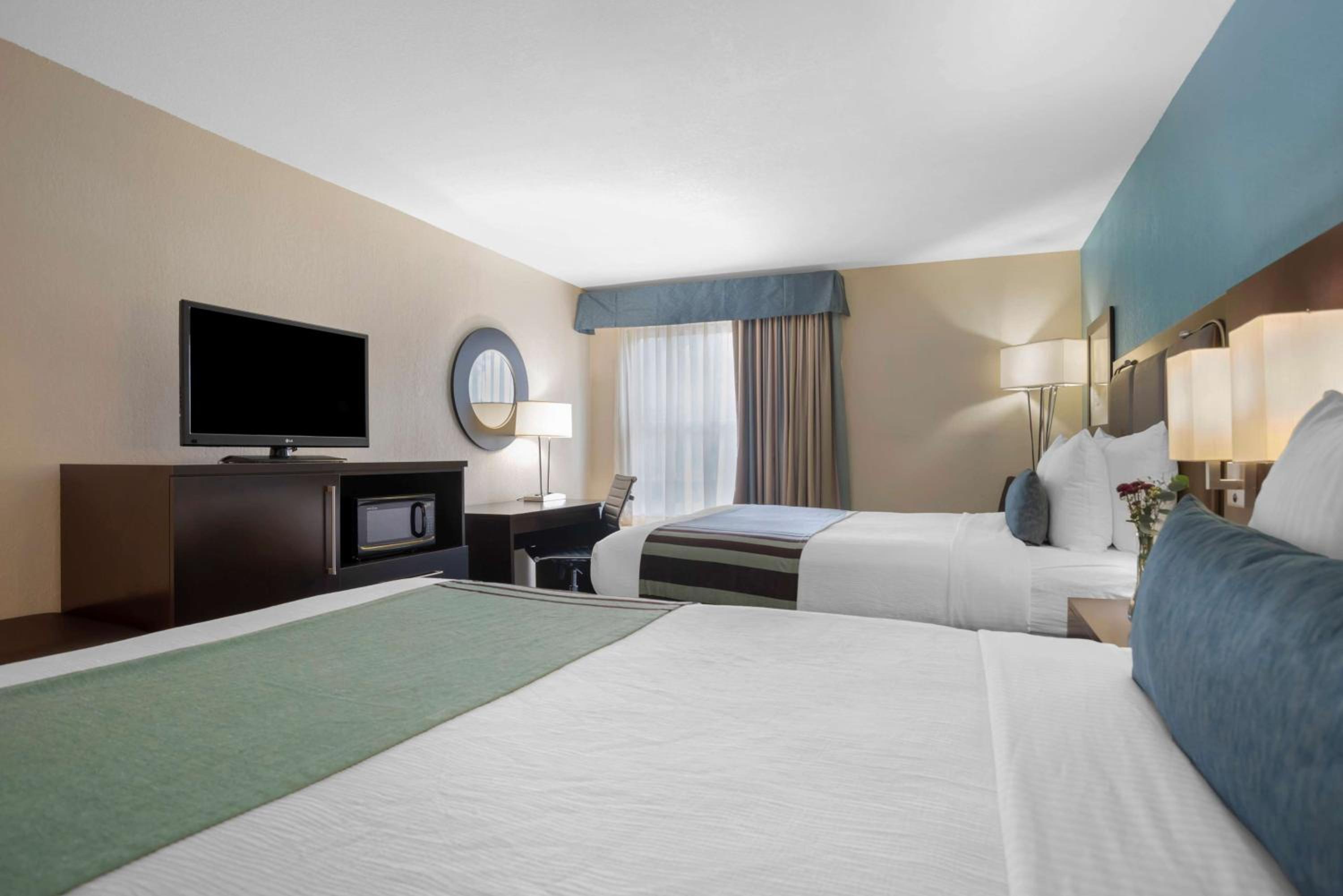 Queen Room with Two Queen Beds - Non-Smoking - Photo 4