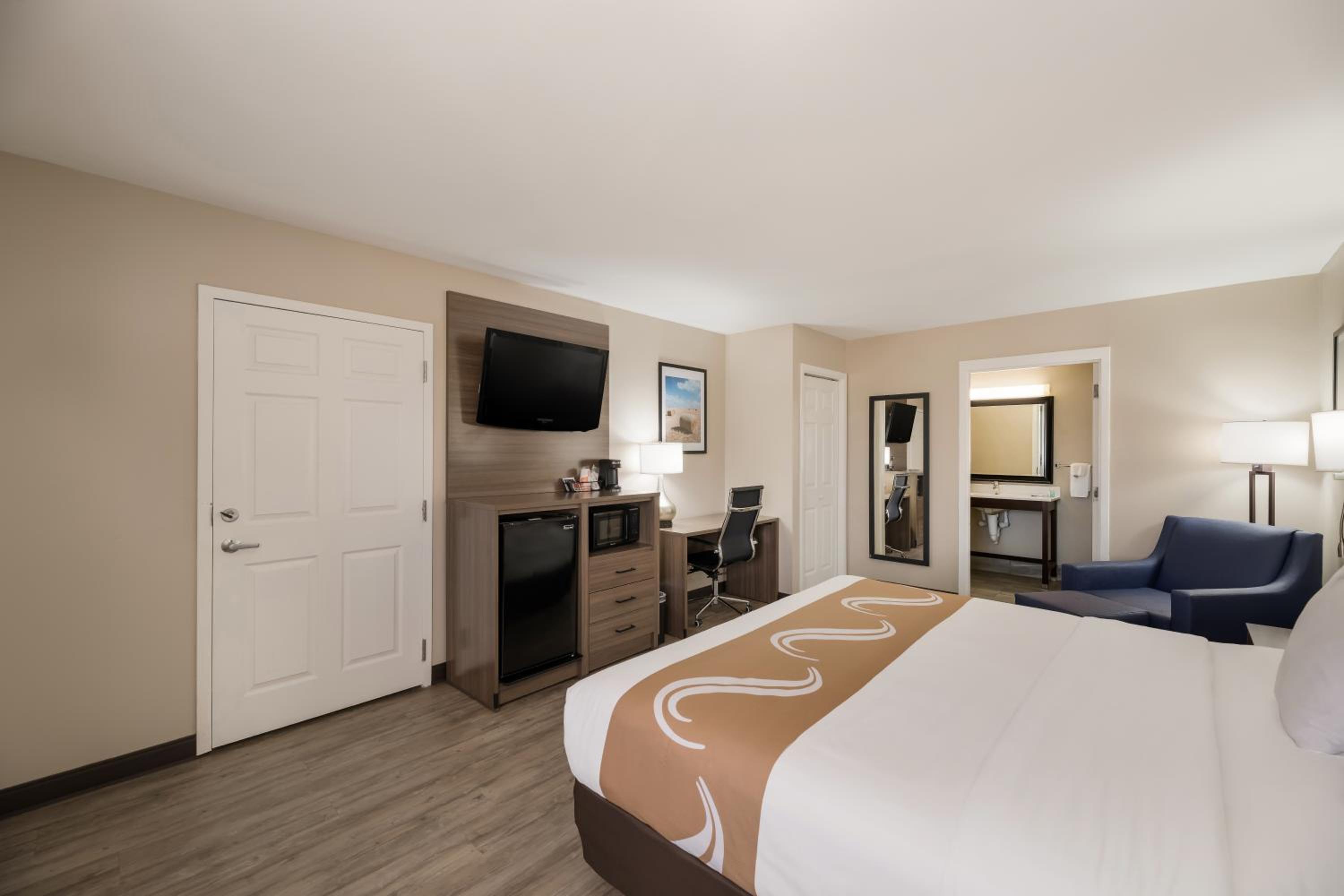 King Room with Roll-in-Shower - Accessible/Non-Smoking - Photo 4