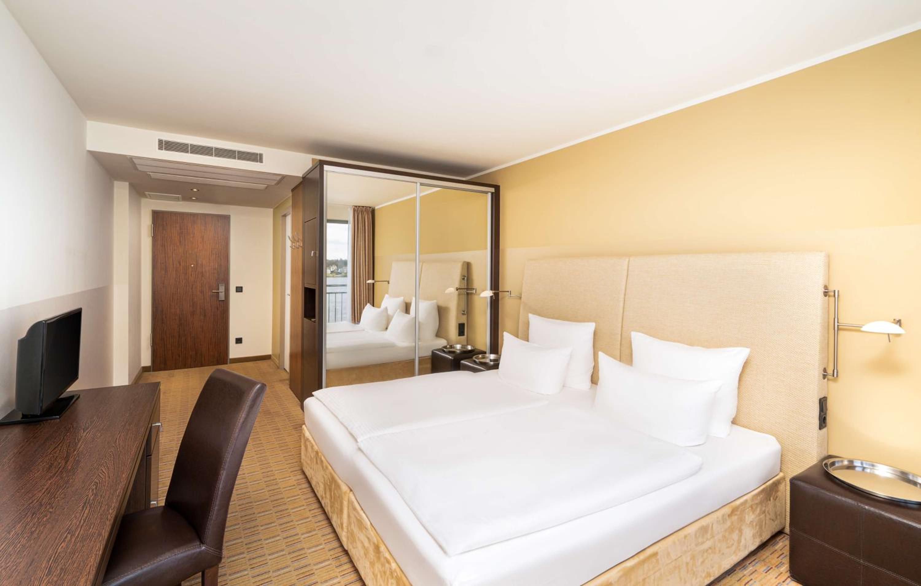 Superior Double or Twin Room with River View photo 3