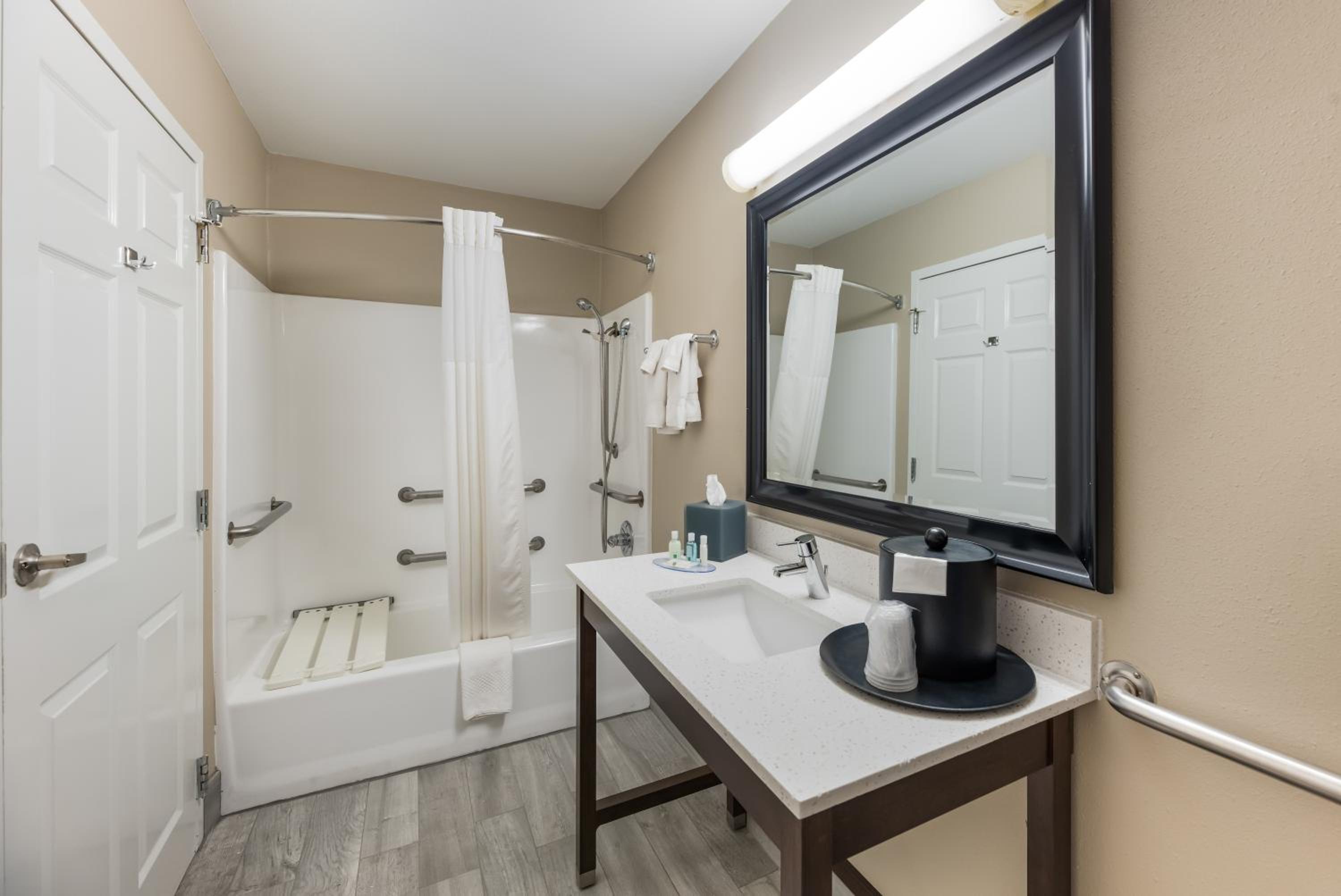 King Room with Accessible Tub - Accessible/Non-Smoking - Photo 5